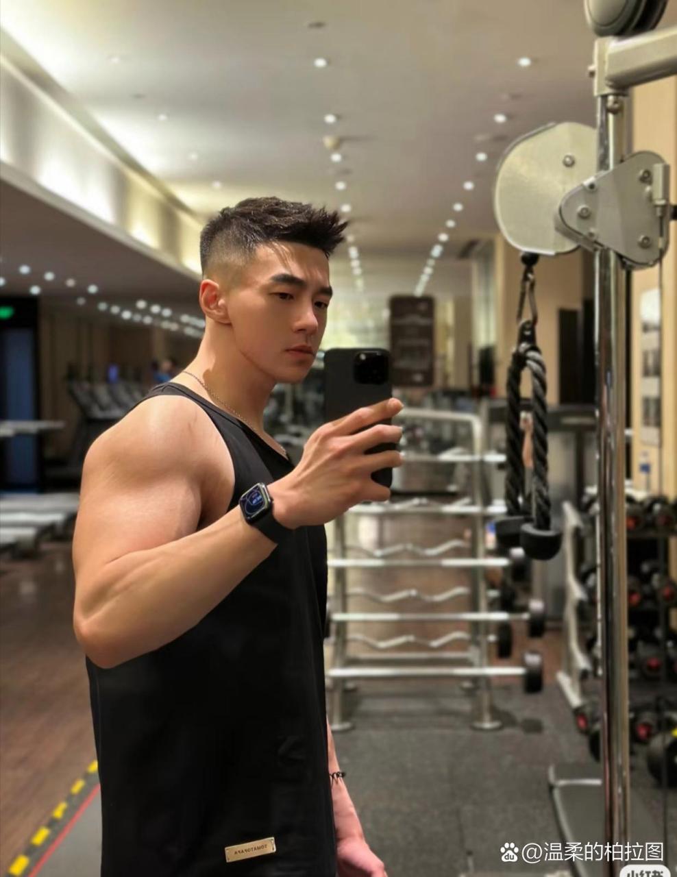 健身房的帅哥