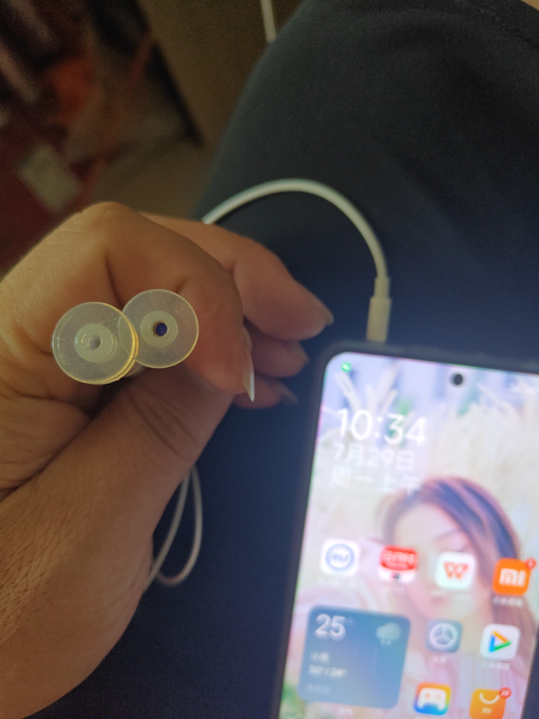 这是什么东西万能的网友们  插手机上也没反应绝对不是耳机