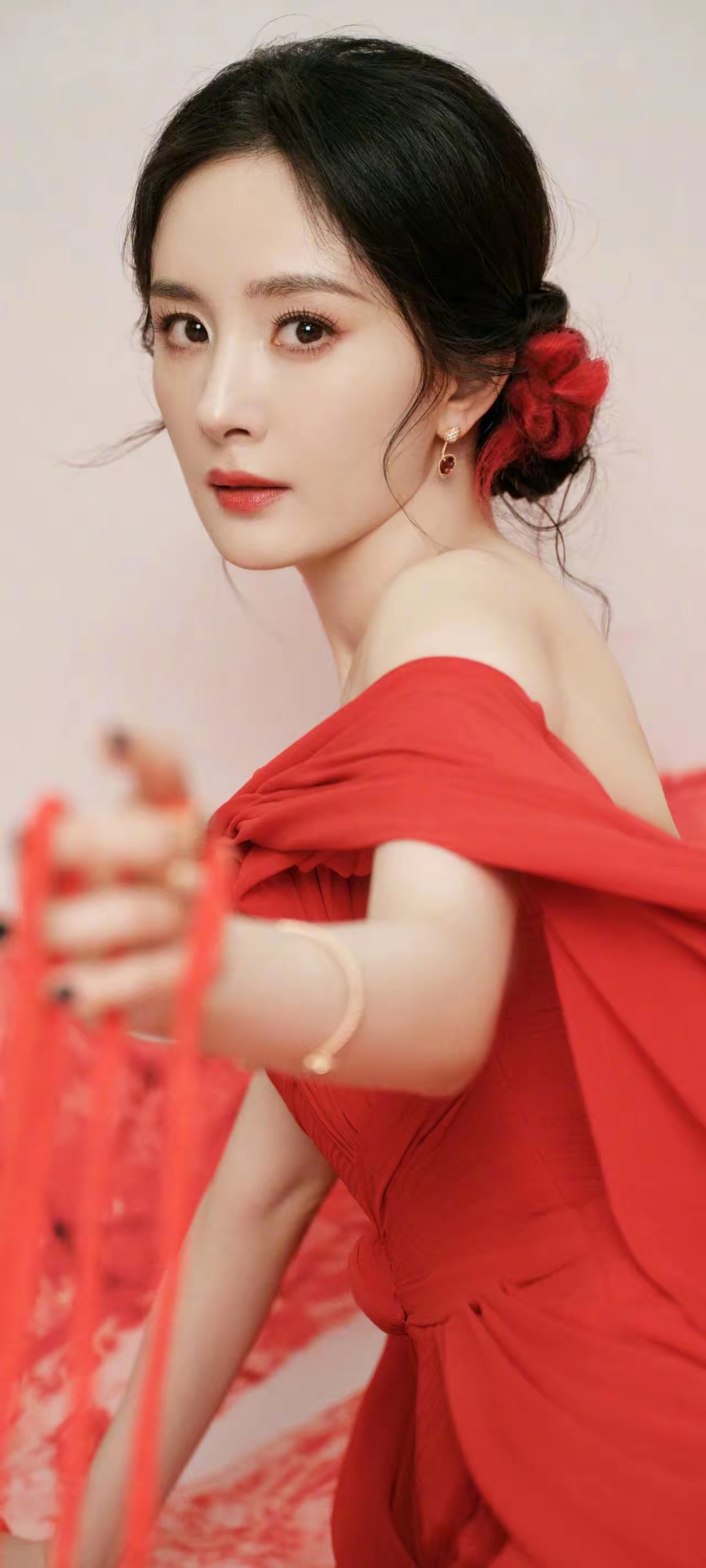 杨幂写真分享,一袭红衣,优雅美丽,美艳动人