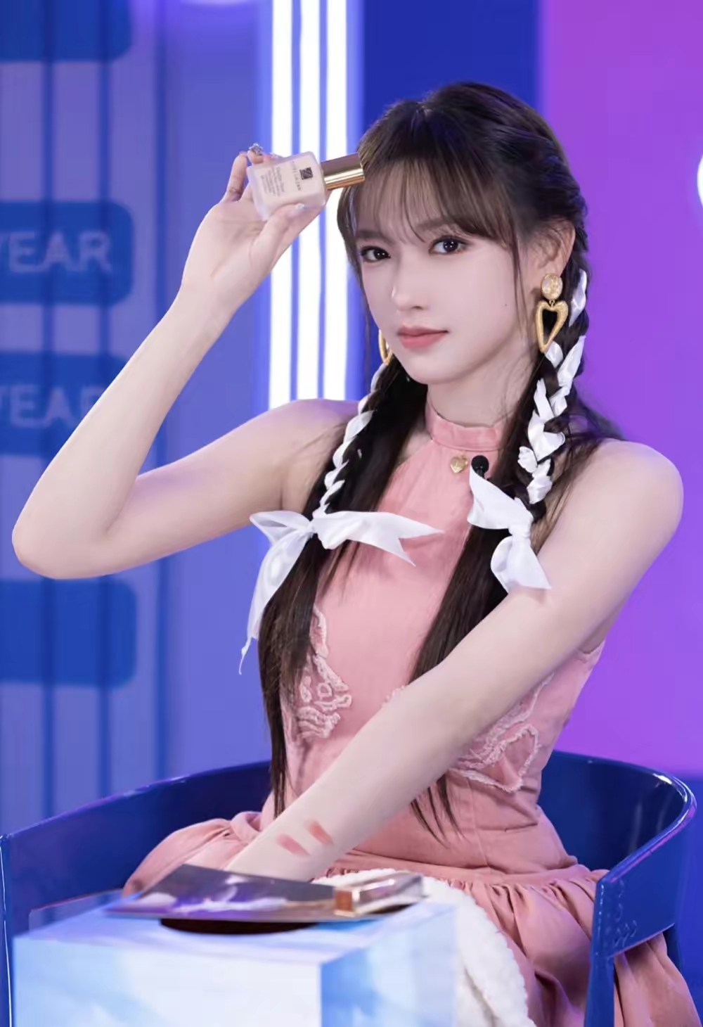 程潇双马尾美图分享,自信美丽,身材出众
