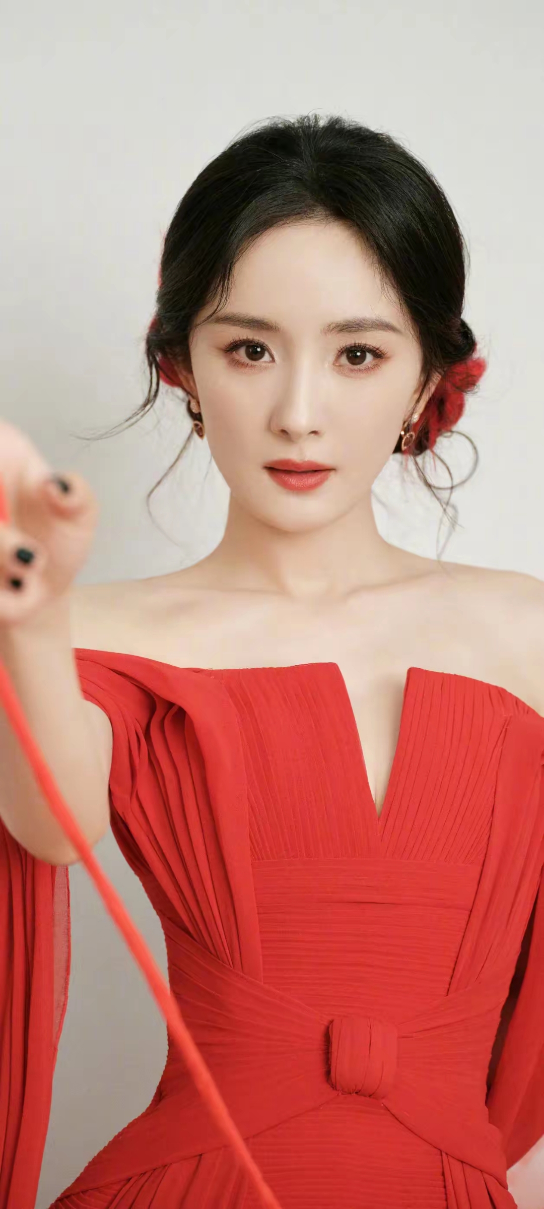 杨幂写真分享,一袭红衣,优雅美丽,美艳动人