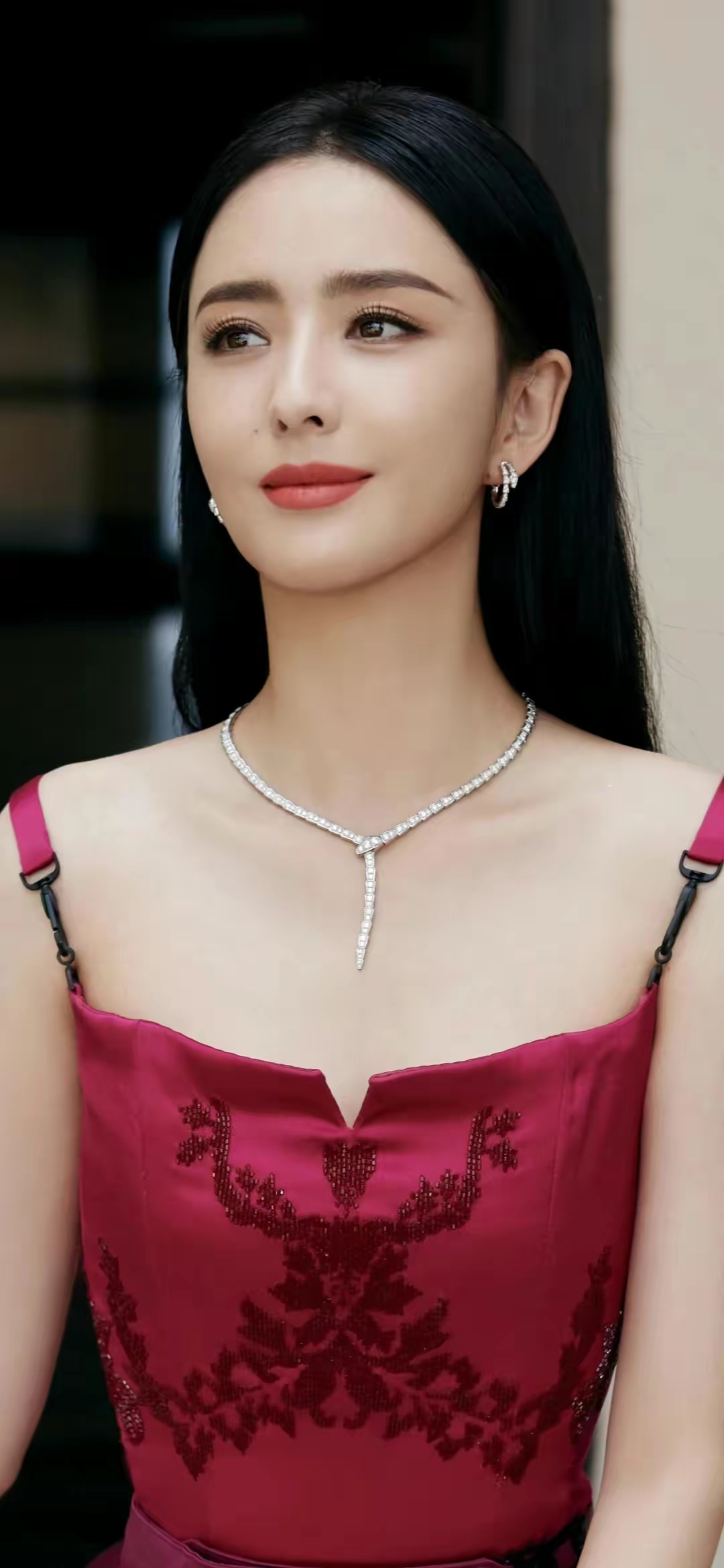 佟丽娅高清美图分享,红色吊带露肩长裙,肤白貌美,优雅美丽