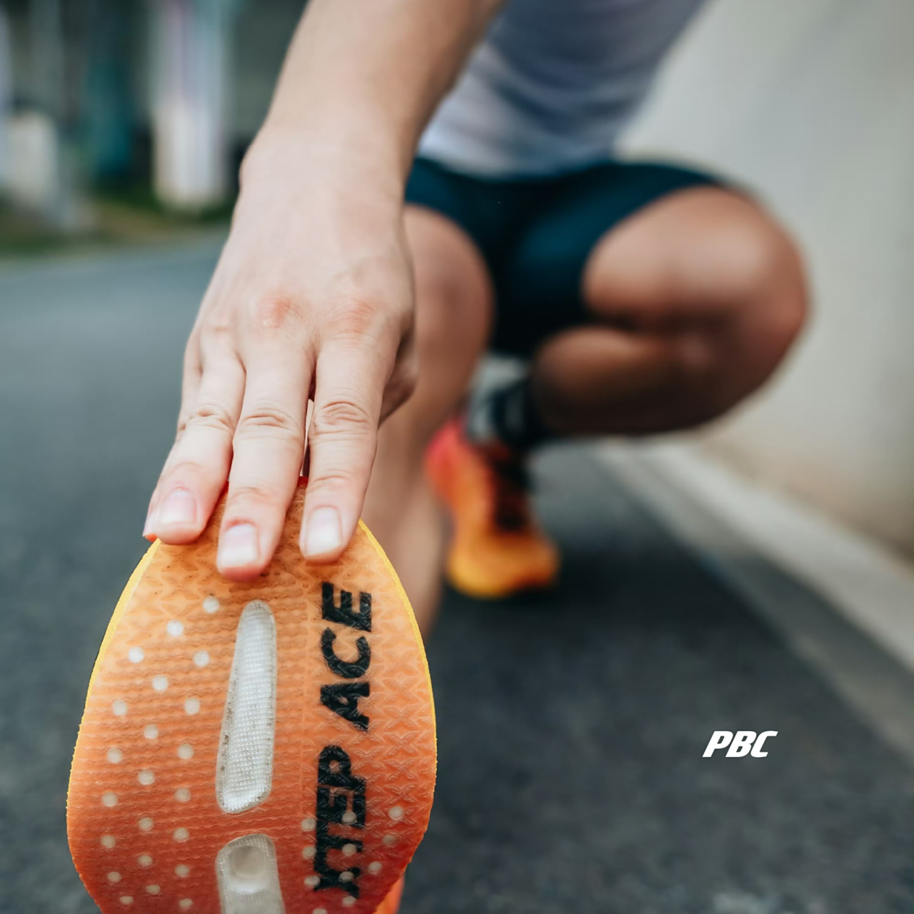 紧紧跟随你 每个脚步不偏离 紧紧抓住你 每个应许不放弃