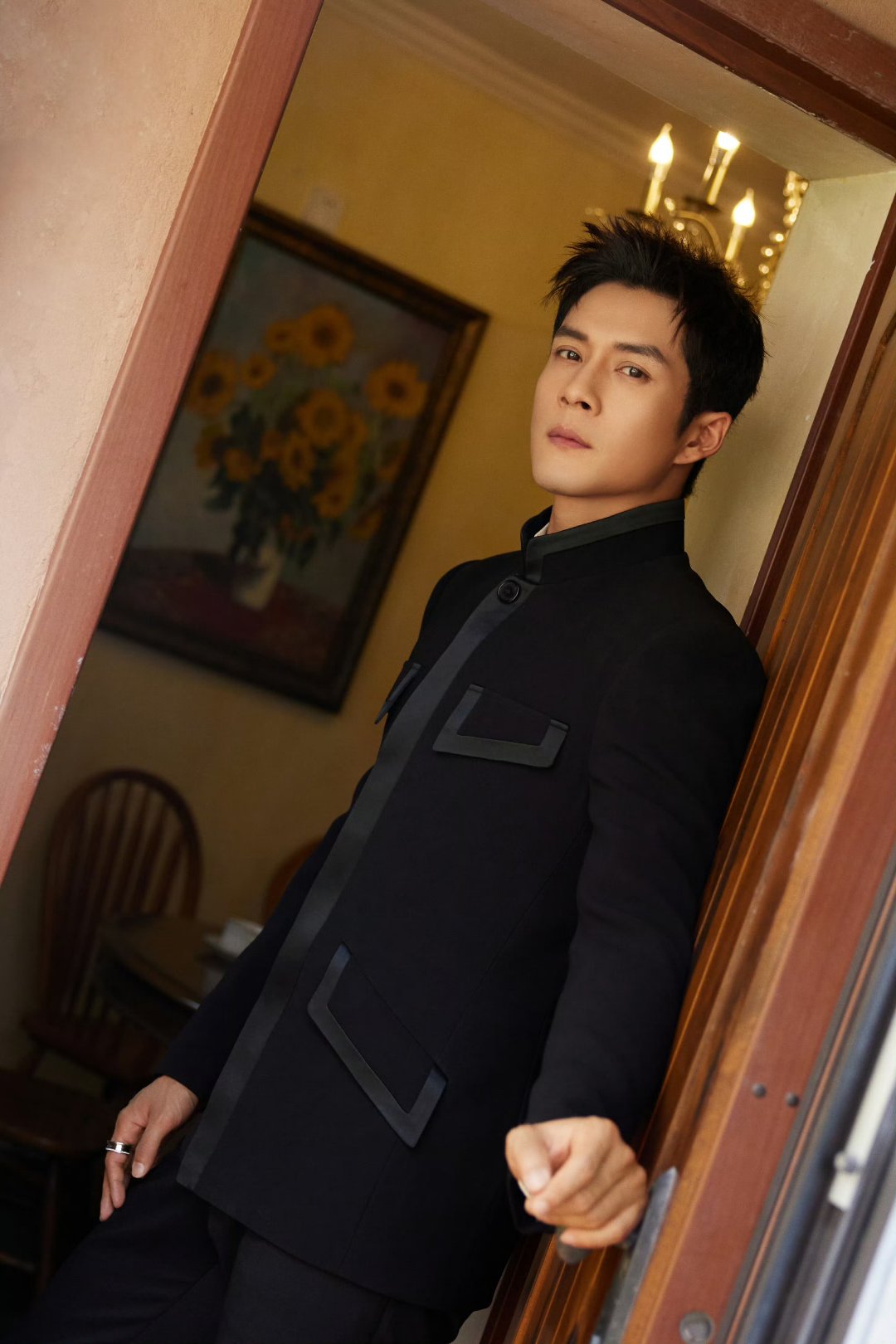 韩东君,午后阳光洒进来,他就这样静静坐着,沉思中带着几分温柔.