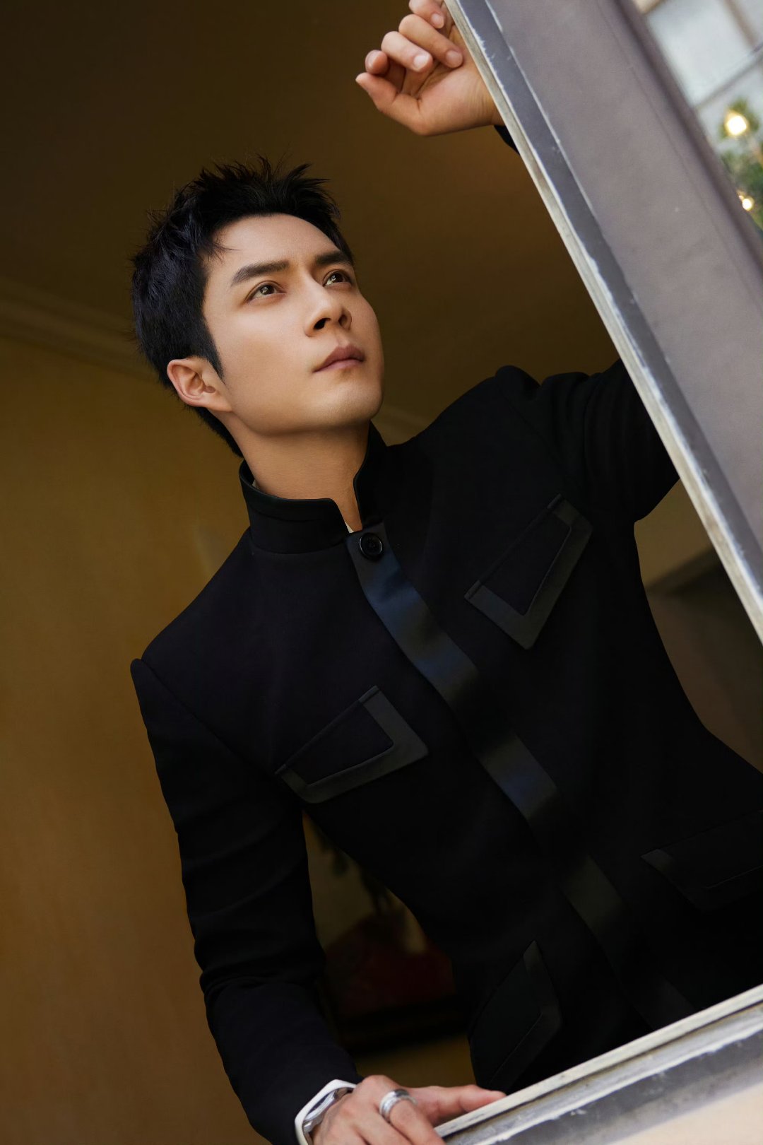 韩东君,午后阳光洒进来,他就这样静静坐着,沉思中带着几分温柔.