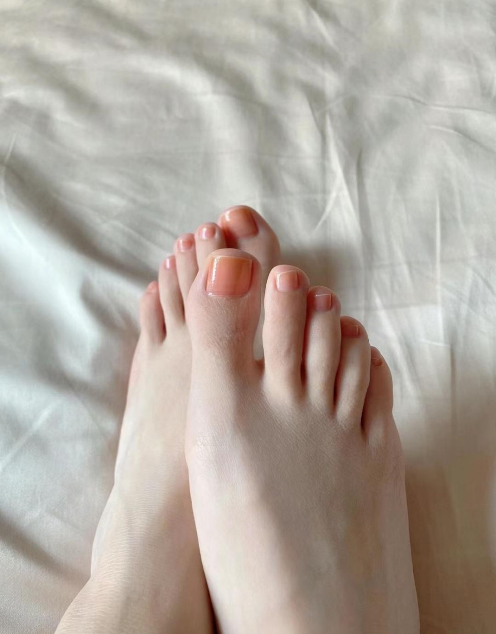 脚上涂抹的粉色指甲油,为这份美丽增添了一丝女性的柔美.