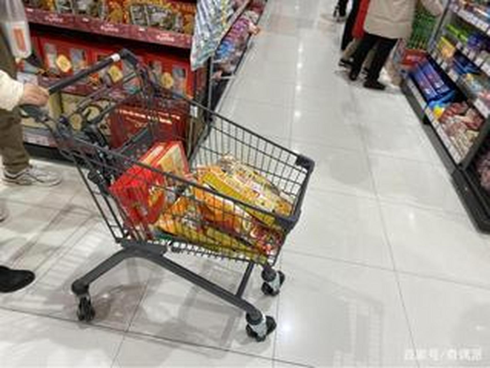 今天下午去超市买东西,推着购物车挑的一些商品,来到了粮食专区,当把