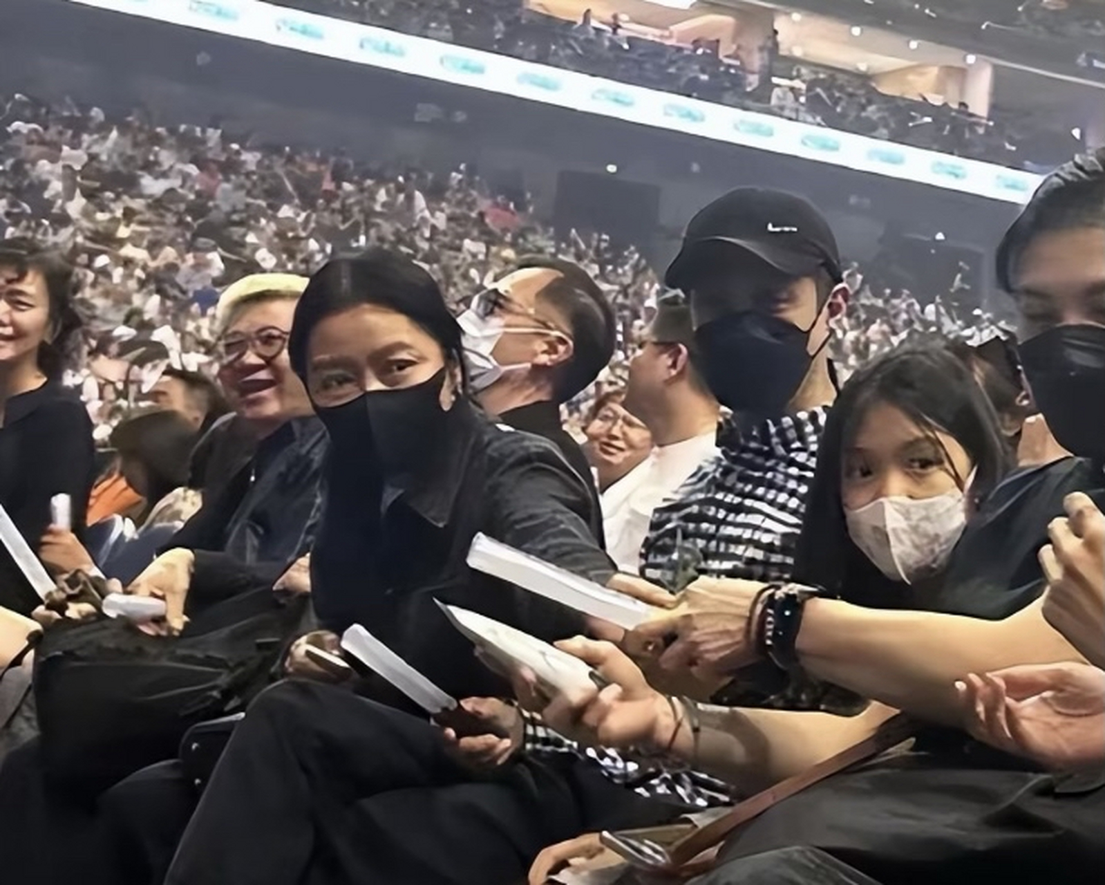 刘德华妻子朱丽倩带女儿刘向惠,低调现身刘德华演唱会,旁边坐着张艺兴