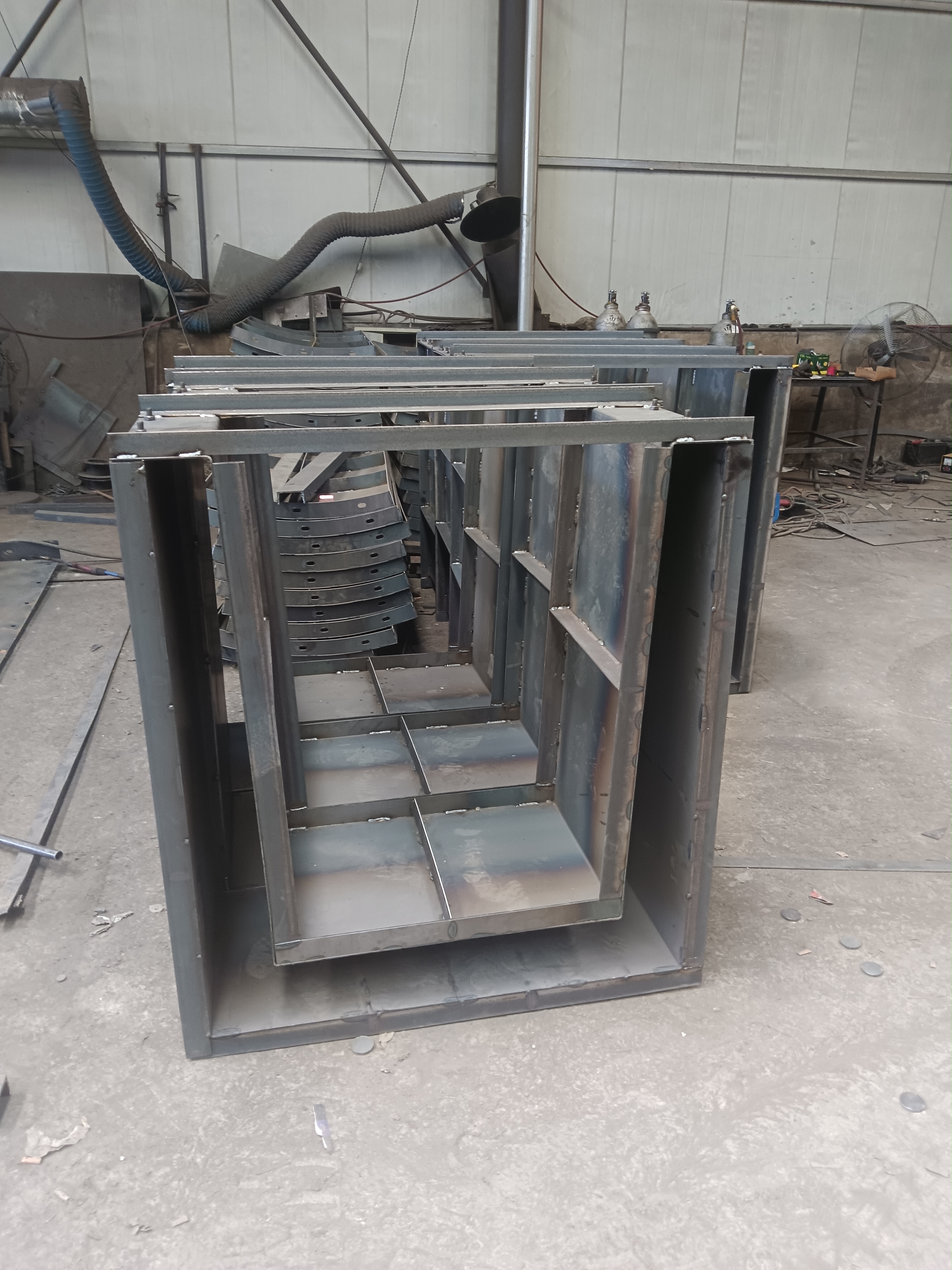 流水槽模具# 下面为你提供更详细的流水槽模具介绍:  流水槽模具是 