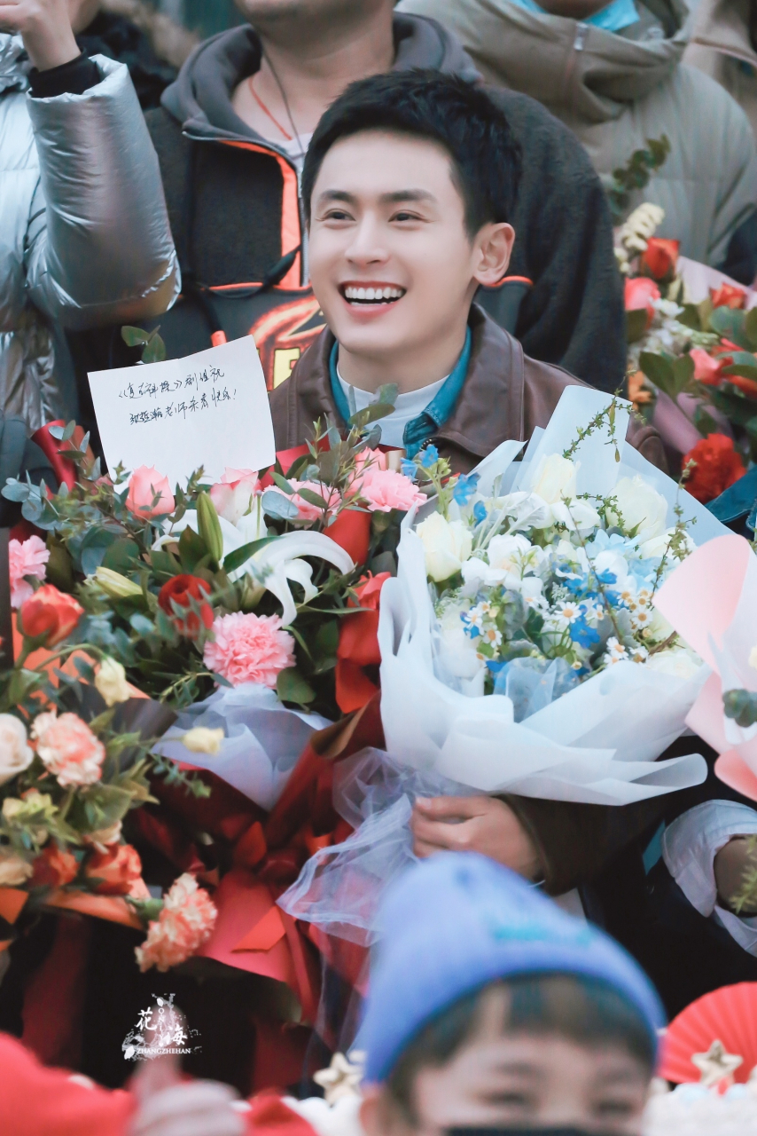 张哲瀚#  甜笑小哲 复古神探杀青时的照片