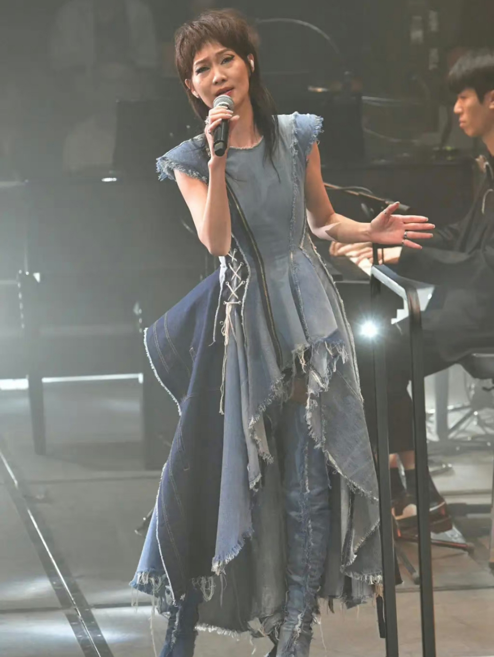 赵学而.香港女星赵学而登台演唱,暴瘦大哭.