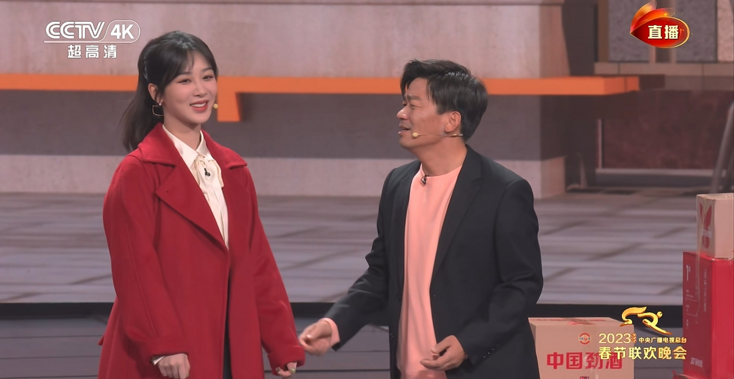 杨紫春晚小品《马上到》米黄色外套换成了红色大衣了,看上去更靓丽了