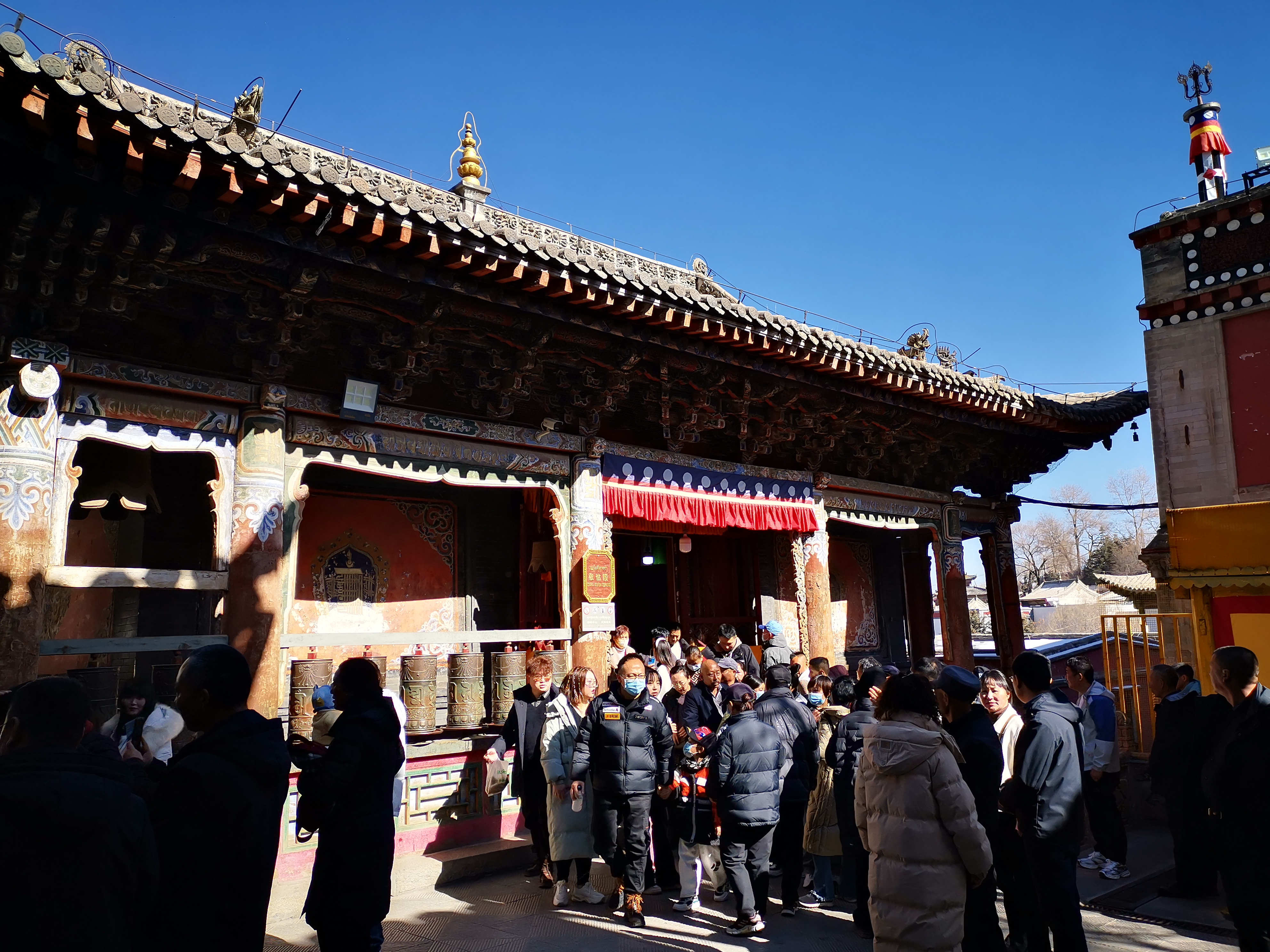 塔尔寺又名塔儿寺,得名于大金瓦寺内为纪念黄教创始人宗喀巴而建的大