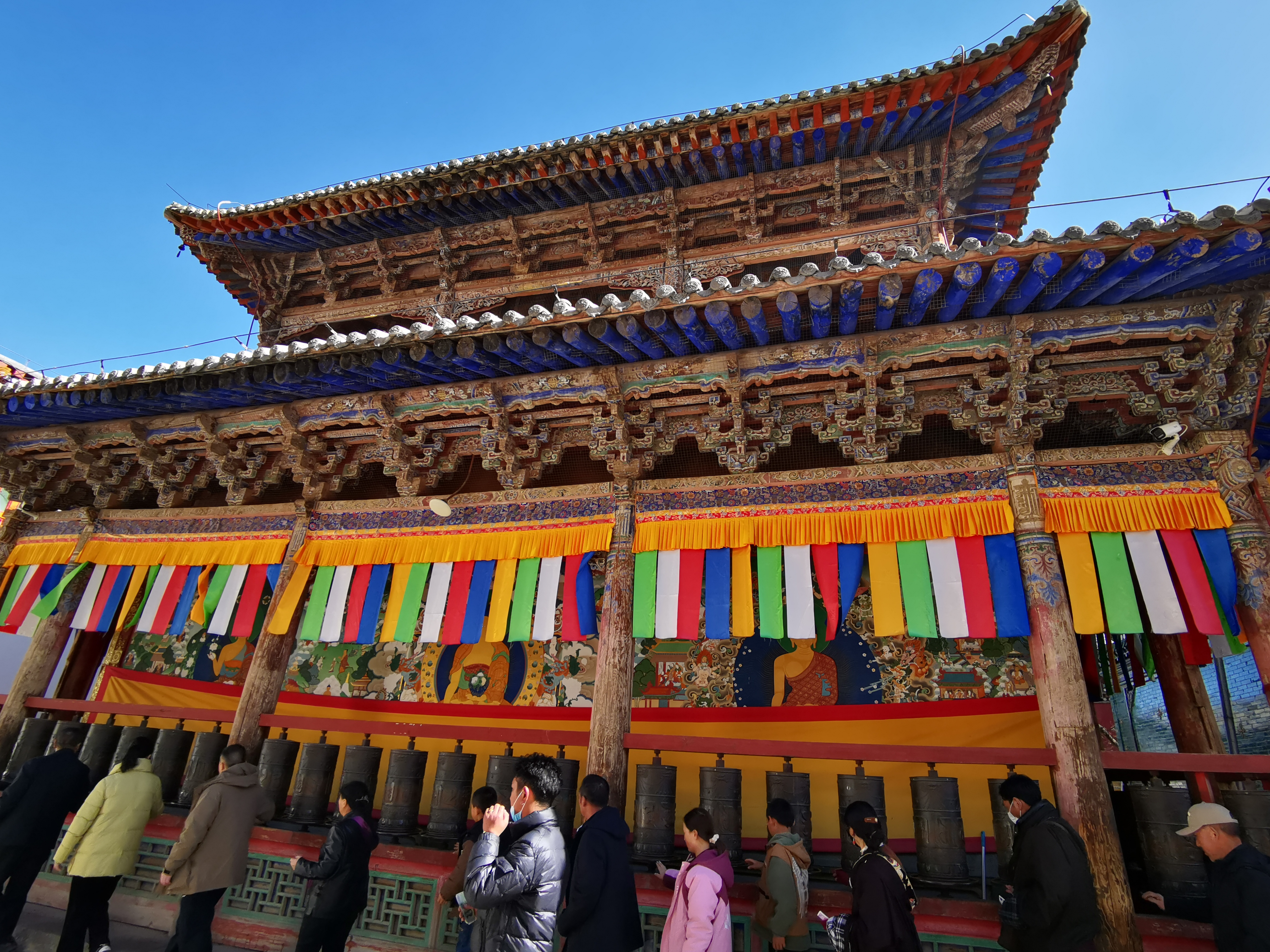 塔尔寺又名塔儿寺,得名于大金瓦寺内为纪念黄教创始人宗喀巴而建的大