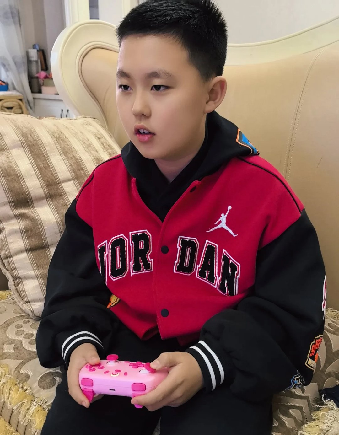 下午五点半,女儿女婿去车站接人,我和外孙在家