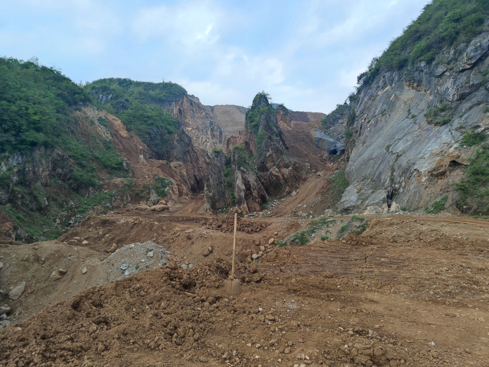 六盘水水城区观音山矿山生态破坏相当严重,菱铁焙烧厂的尾矿满山乱倒