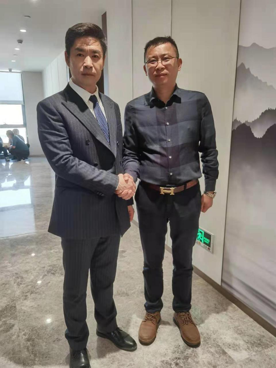 同演员敖洋合影