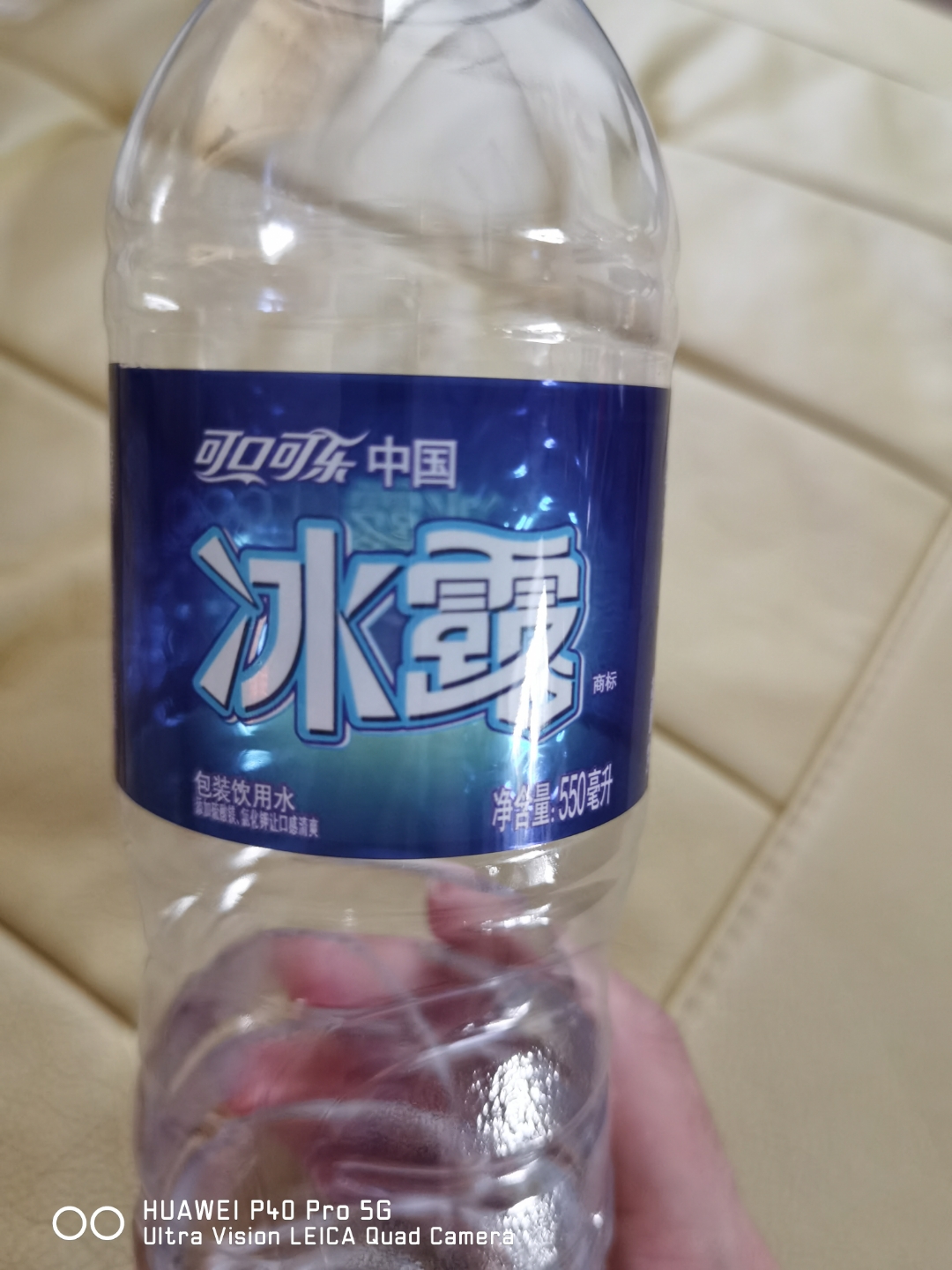 晚上倒入杯中的可口可乐瓶装的冰露饮用水,早上起来杯子边上布满小