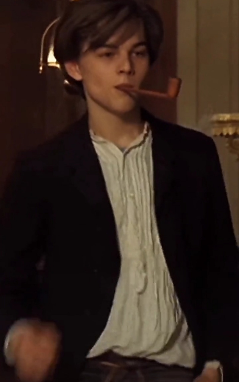 这个小李子抽烟斗开门是那个电影呀.