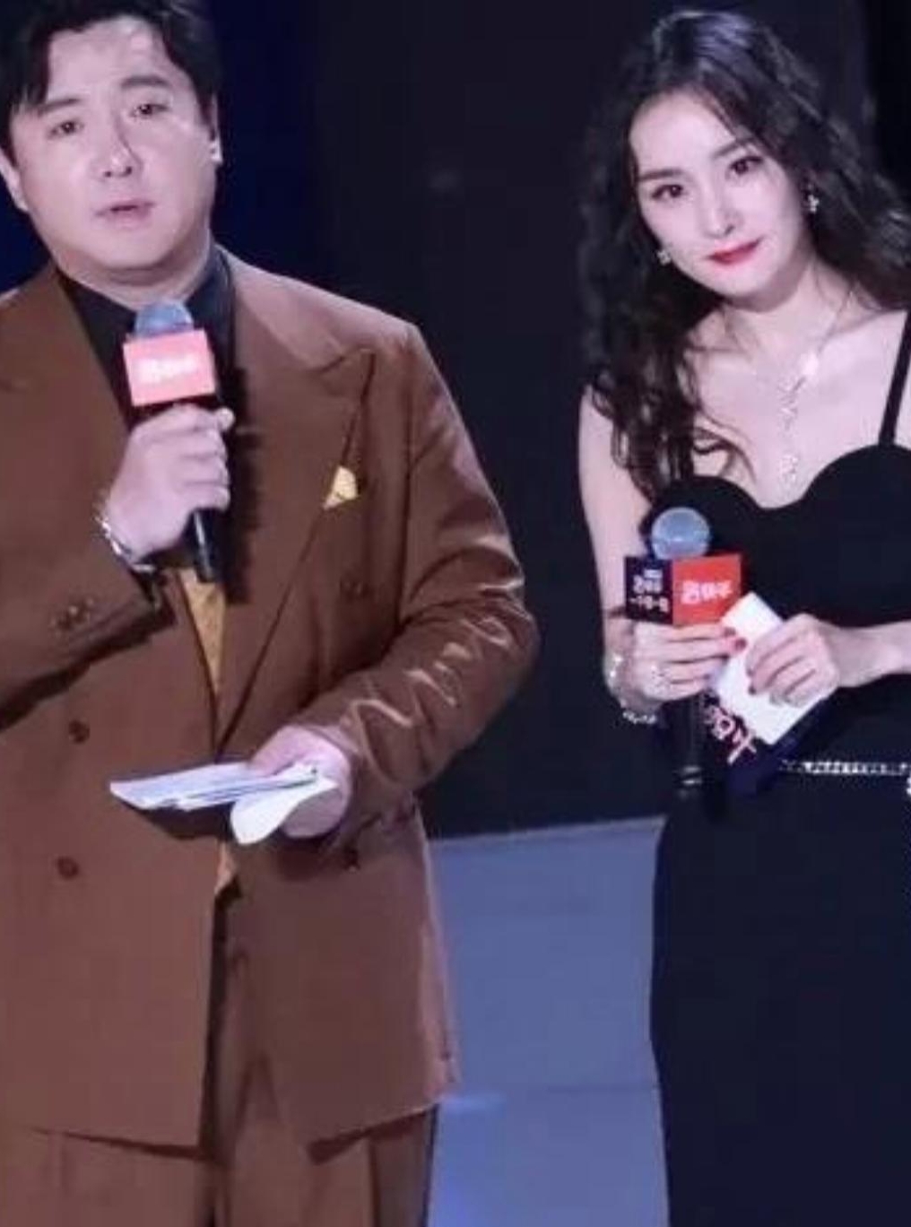 有一次,杨幂和沈腾一起参加节目,在上台前杨幂悄悄地对沈腾说:"二舅