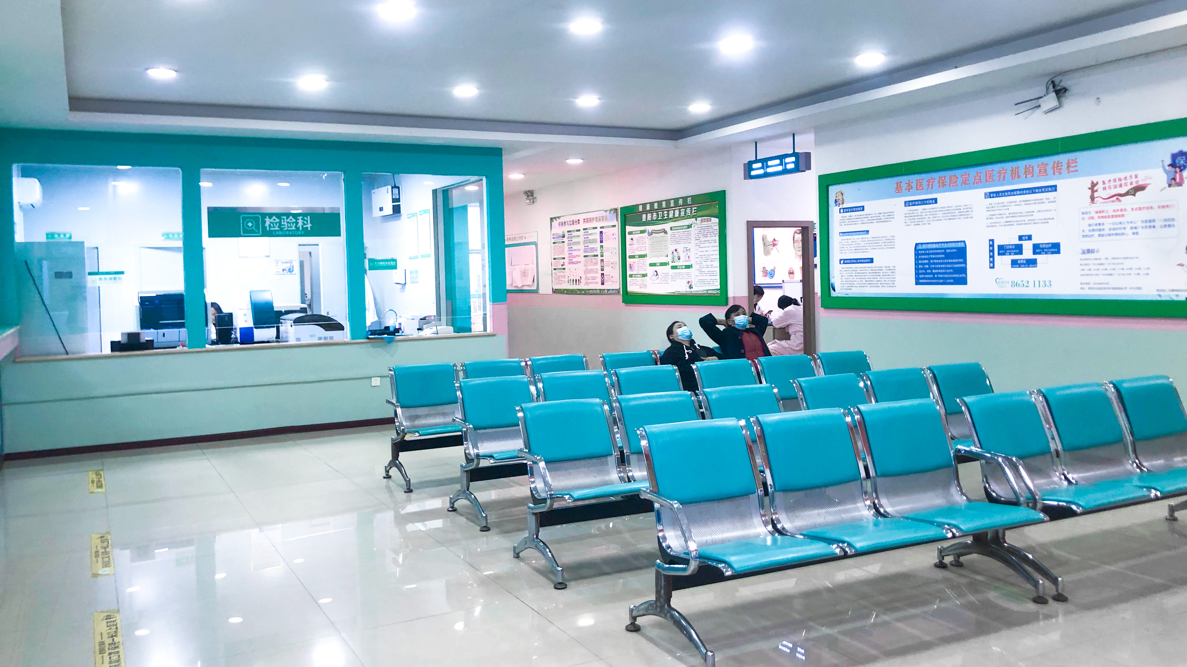 某天,他突然感到耳朵疼痛,并且发现耳朵开始流脓.