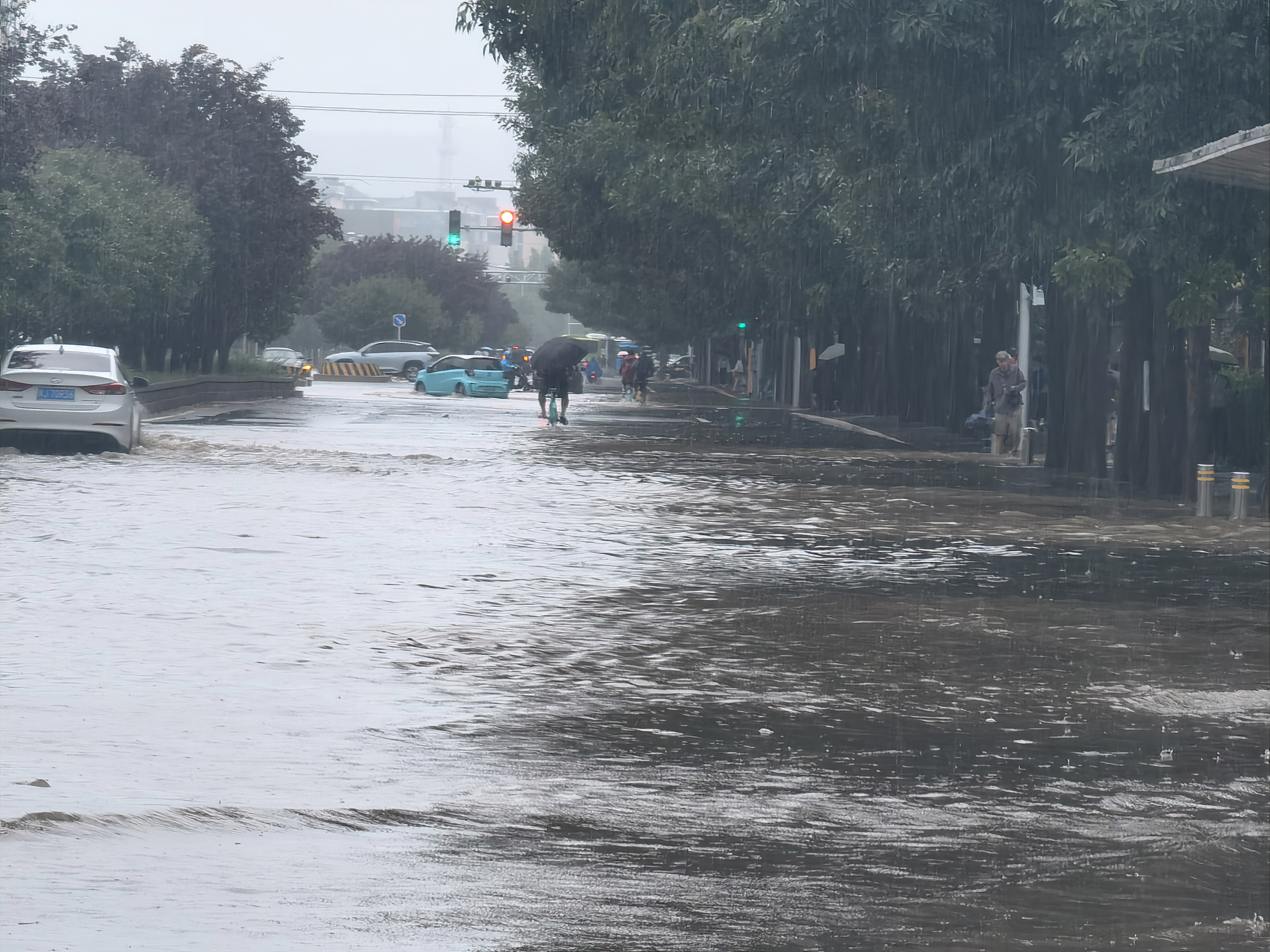 北京暴雨来袭# 后厂村路好热闹,积水没过半个轮子,随处可见半路抛锚