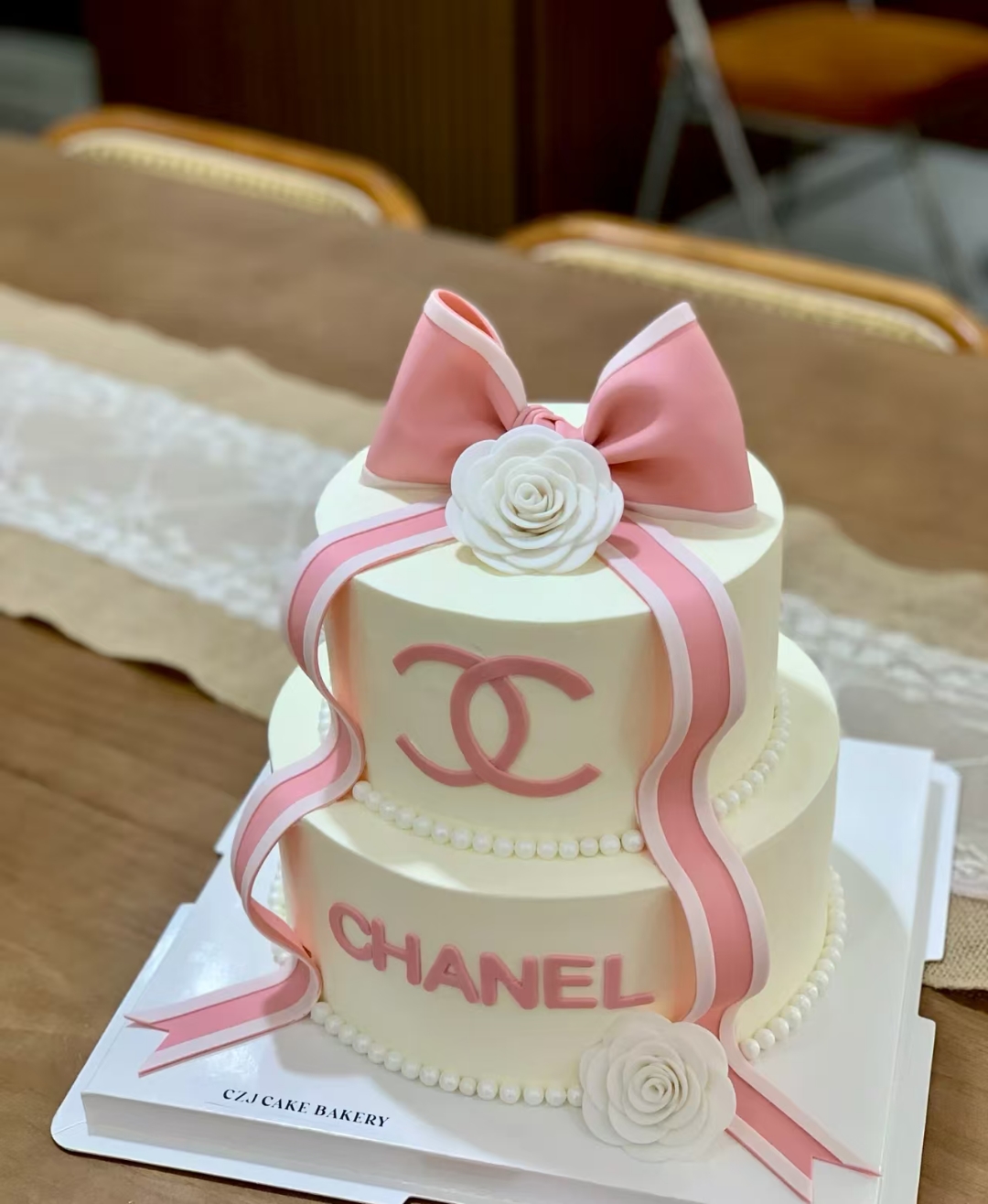 然后我问他你儿子是什么时候过生日,看暑假我们能不能在你奢侈品蛋糕