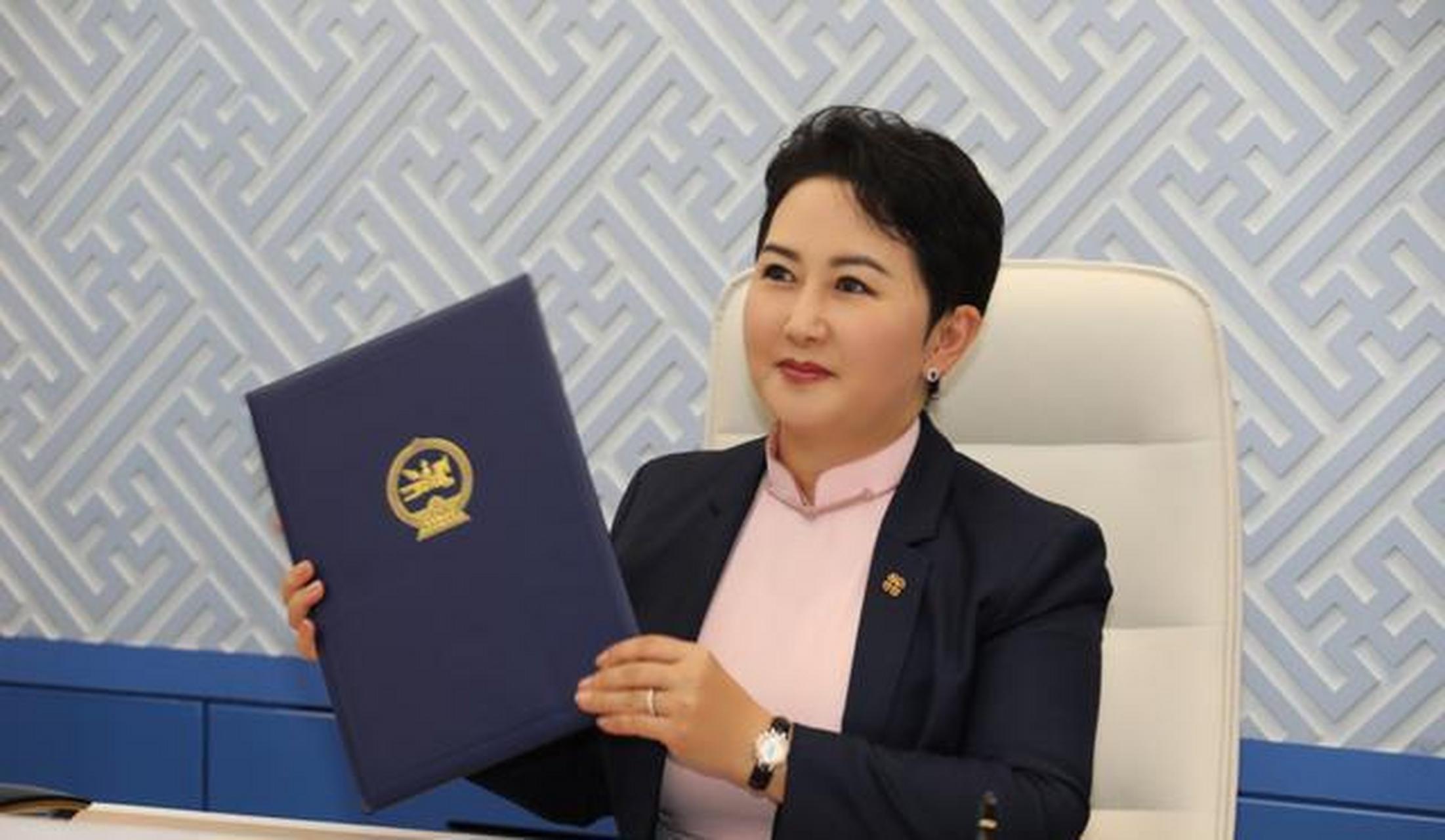 蒙古国女外长巴特策策格,好大气!