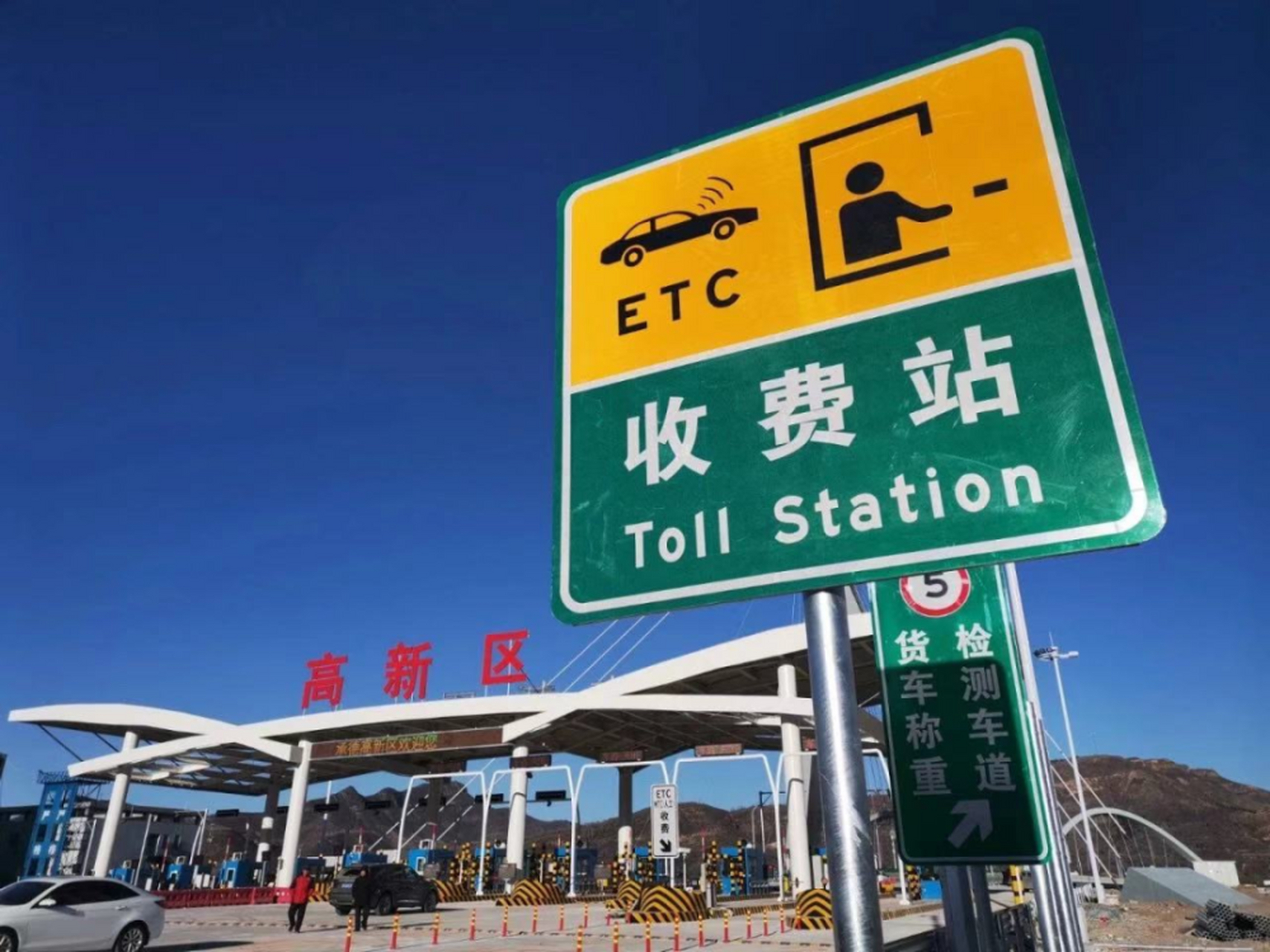 我朋友家有事回老家,他的兄弟朋友们都一起回去帮忙.