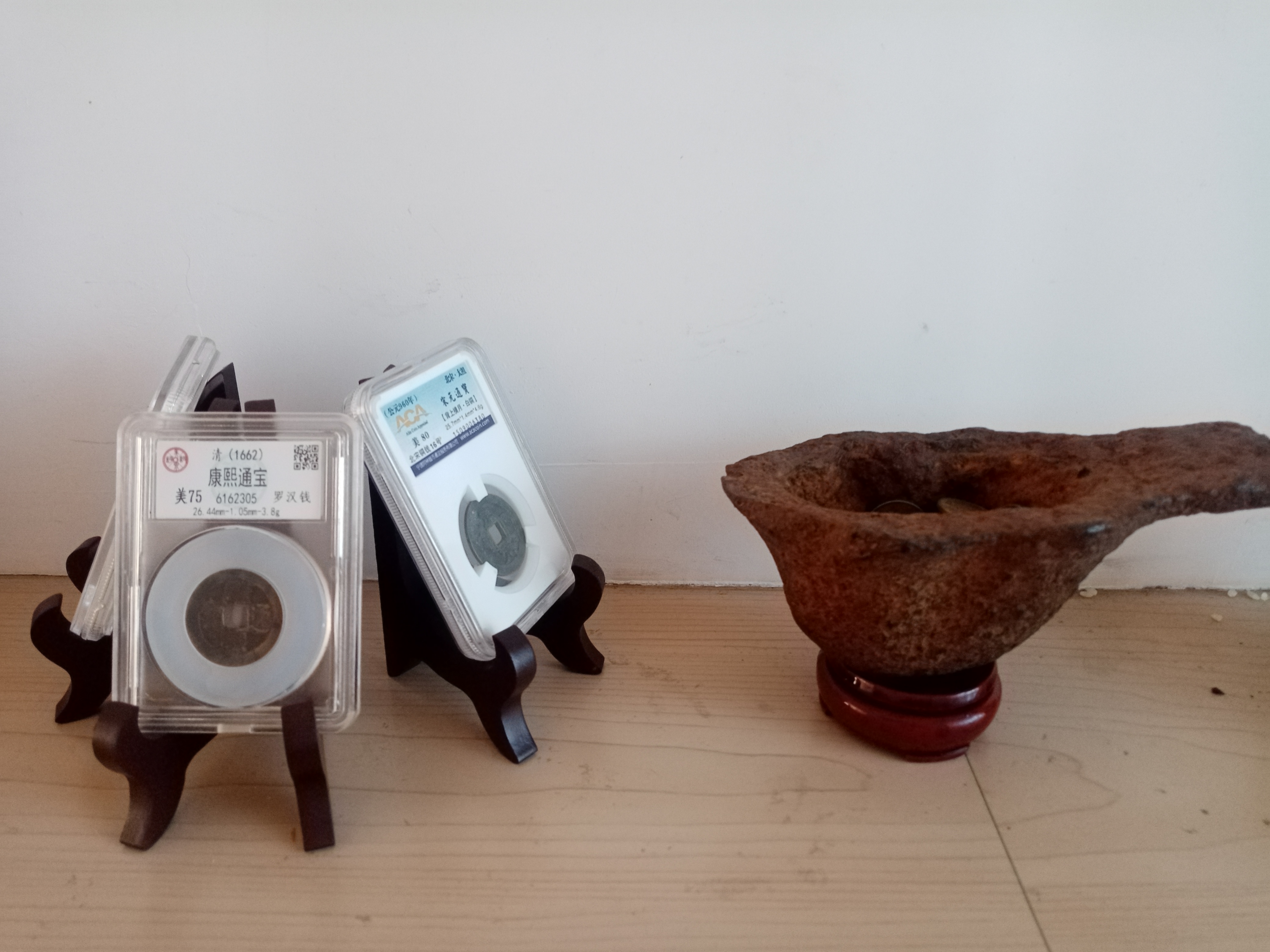 有没有大神知道这个银锭模具的大体年代,左面是盒子币作为大小参考