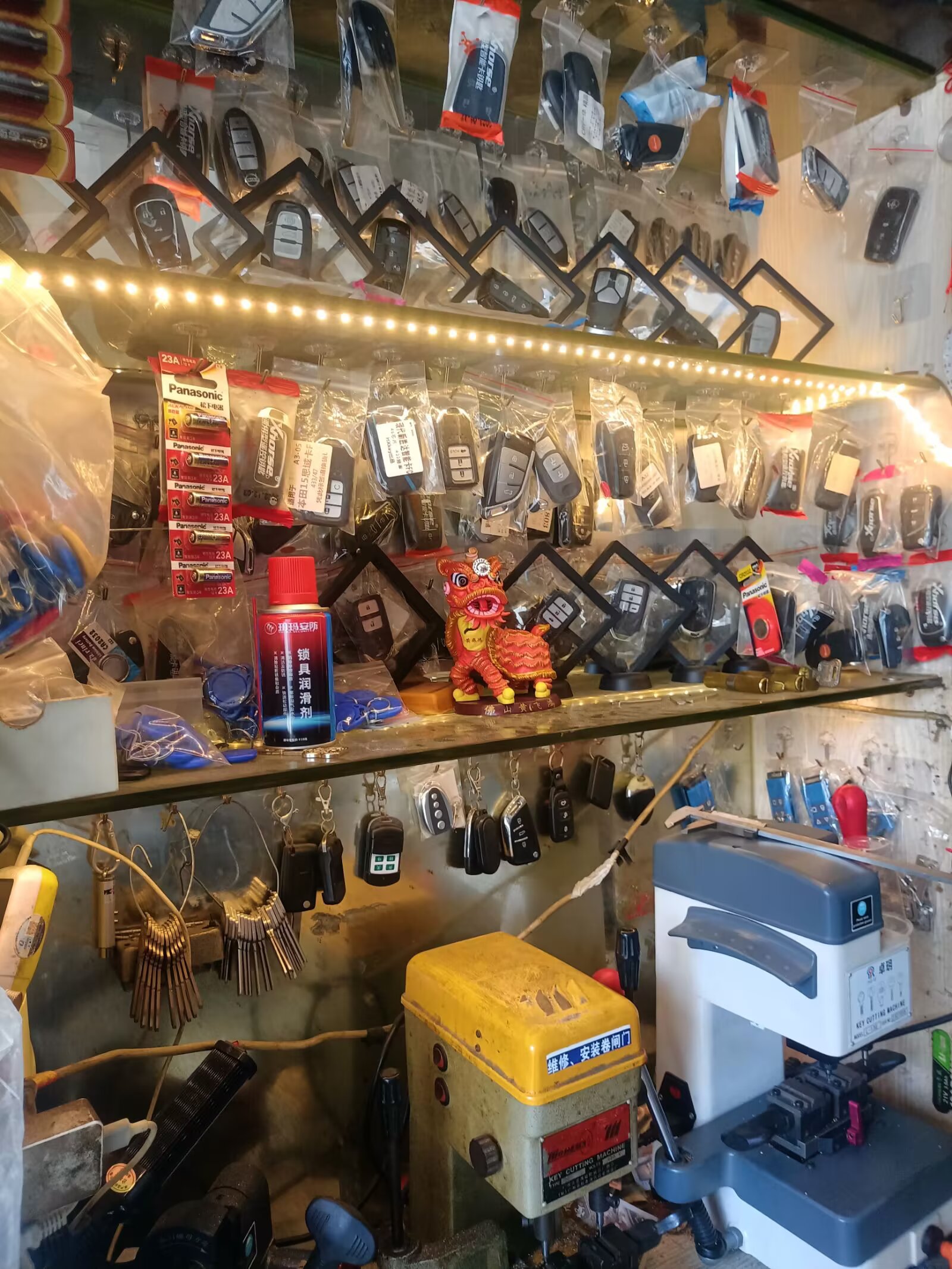 佛山配汽车钥匙现场配钥匙开指纹锁 保险柜 防盗门锁电话134