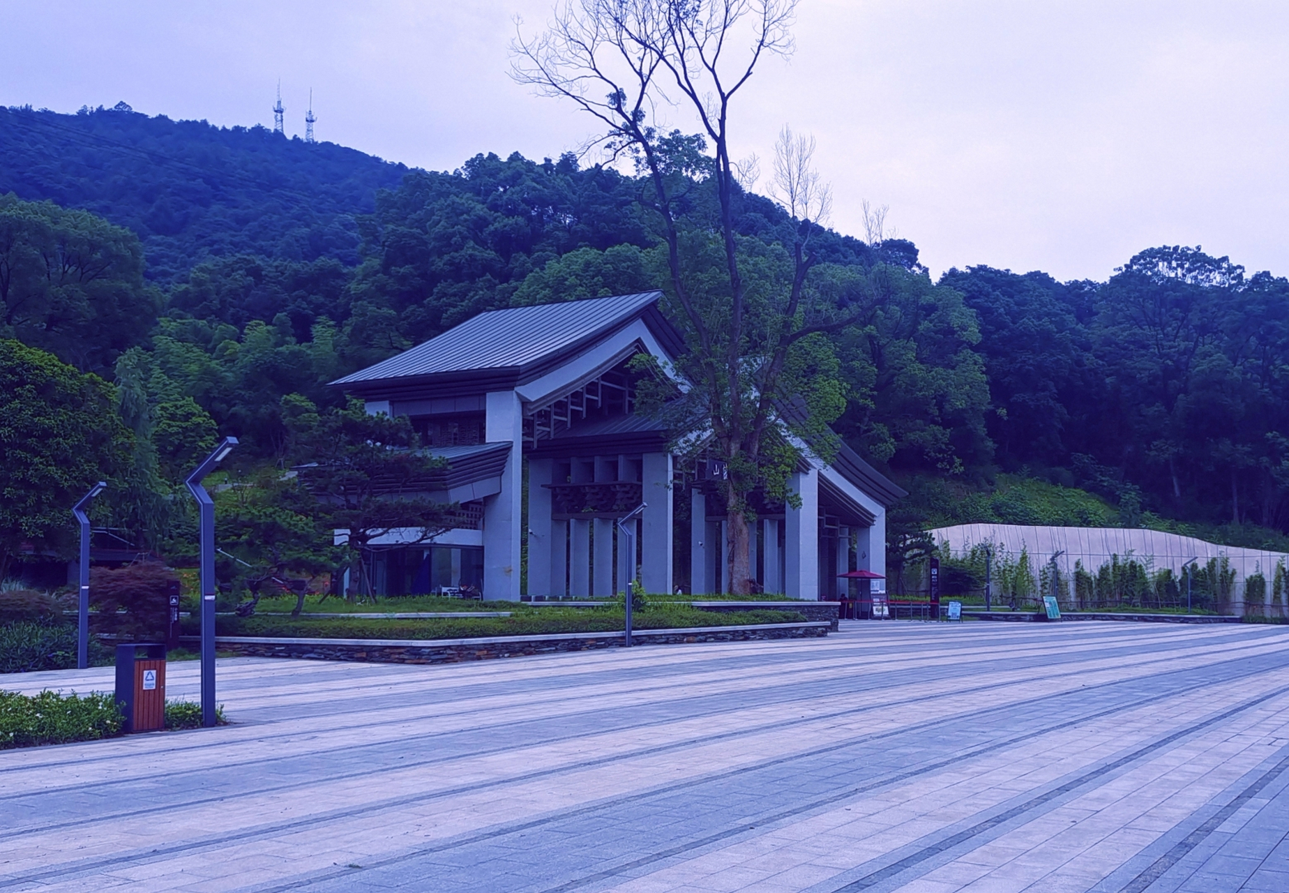 新建岳麓山西大门,大气漂亮,但地处偏避,交通不便,现场冷清.
