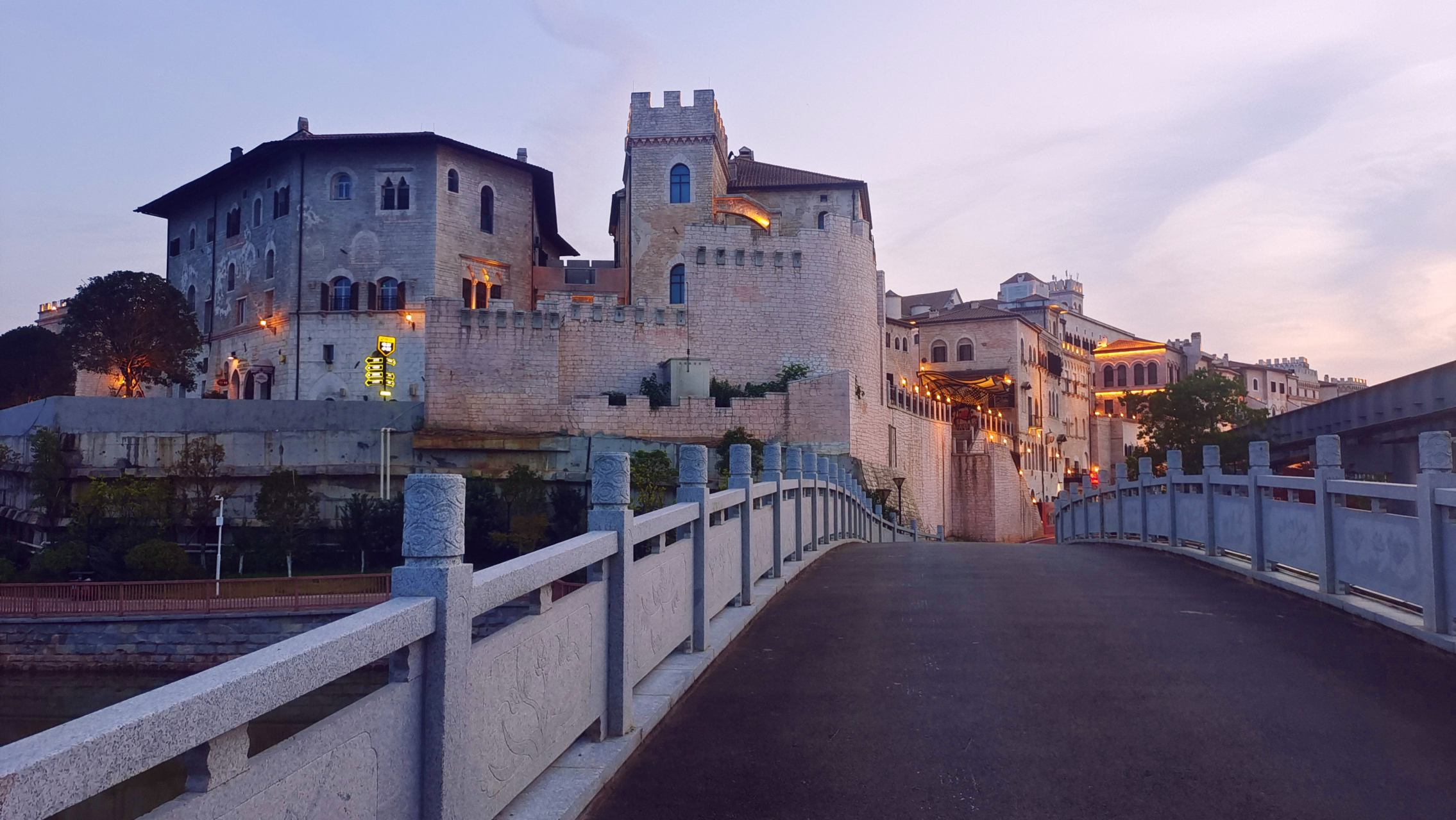 桐溪湖公园夕阳下.云巴环绕穿过,古堡靠边矗立.