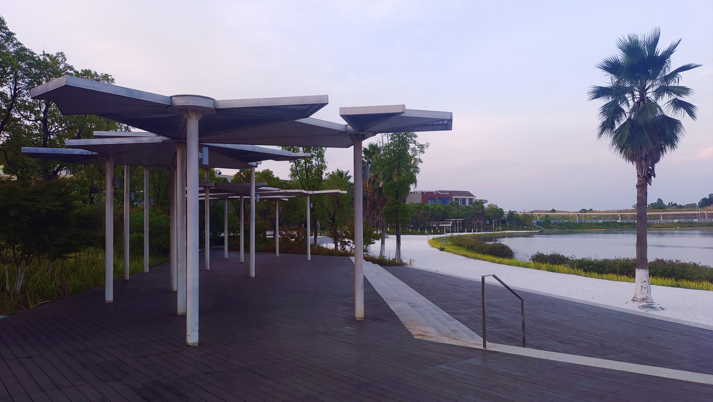 桐溪湖公园夕阳下.云巴环绕穿过,古堡靠边矗立.