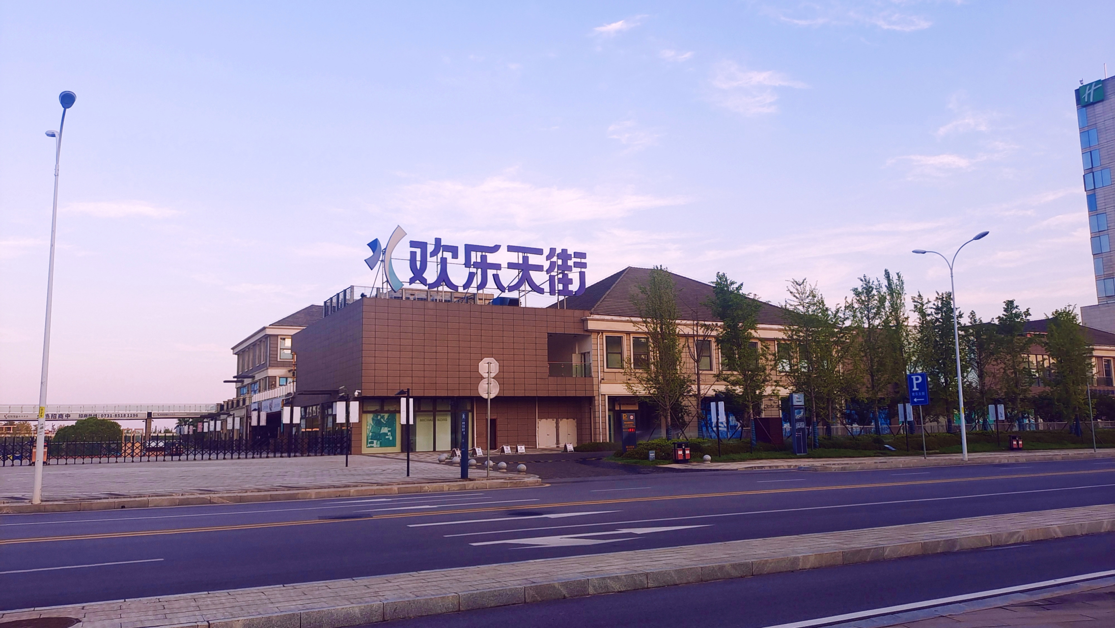 桐溪湖公园夕阳下.云巴环绕穿过,古堡靠边矗立.