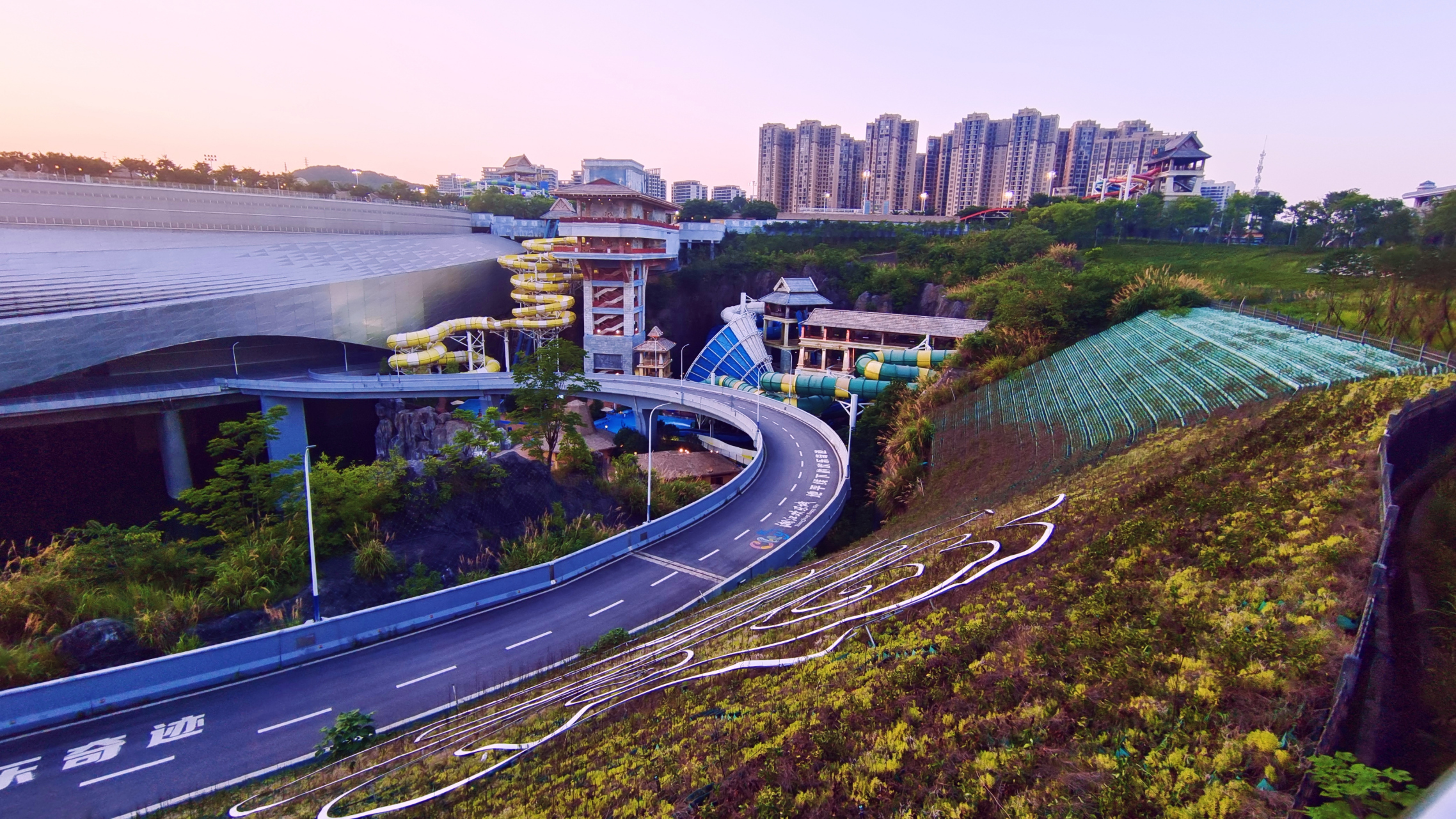 热闹的深坑游乐场与寂静的欢乐广场              大王山湘江欢乐城