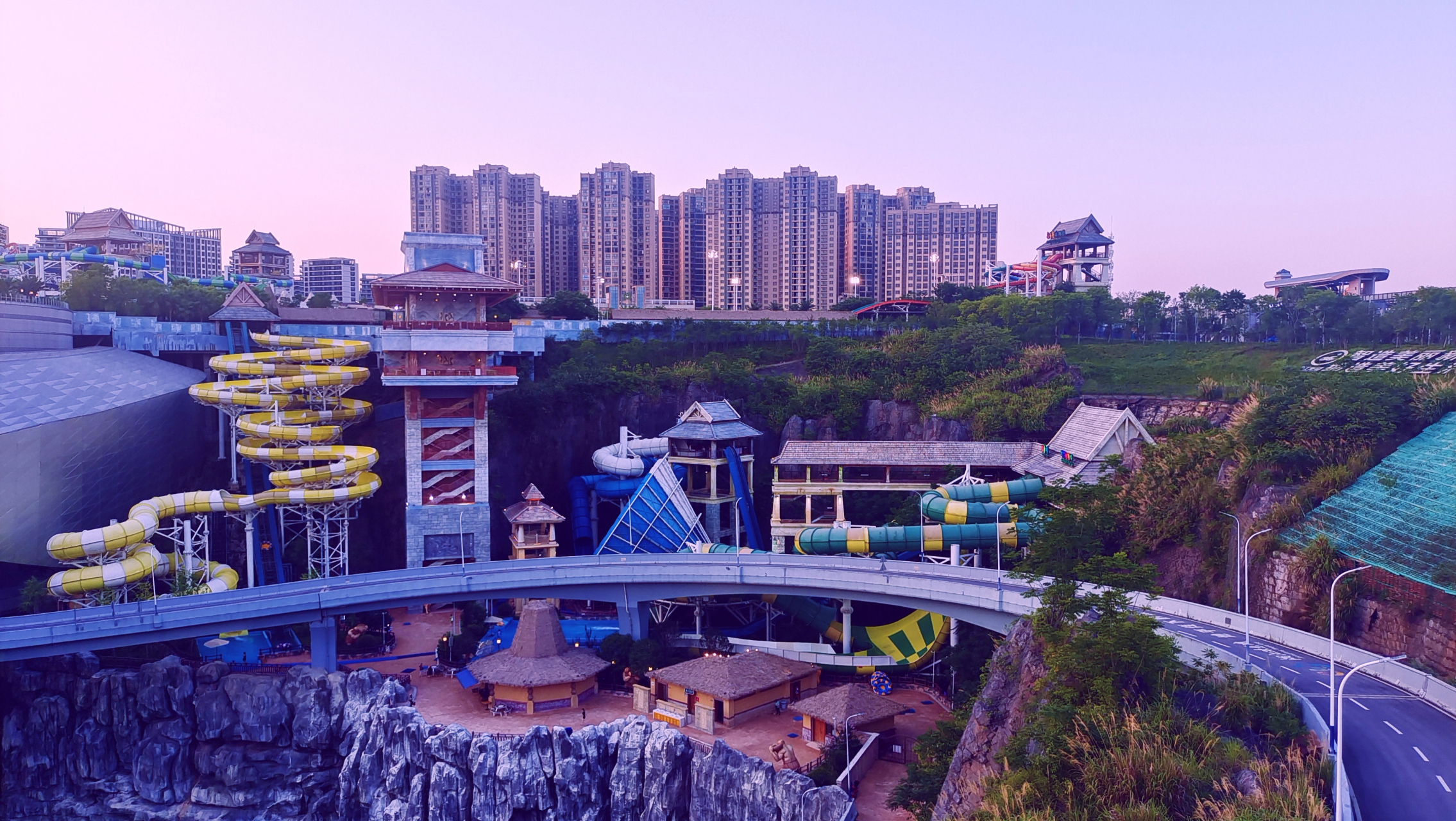 热闹的深坑游乐场与寂静的欢乐广场              大王山湘江欢乐城