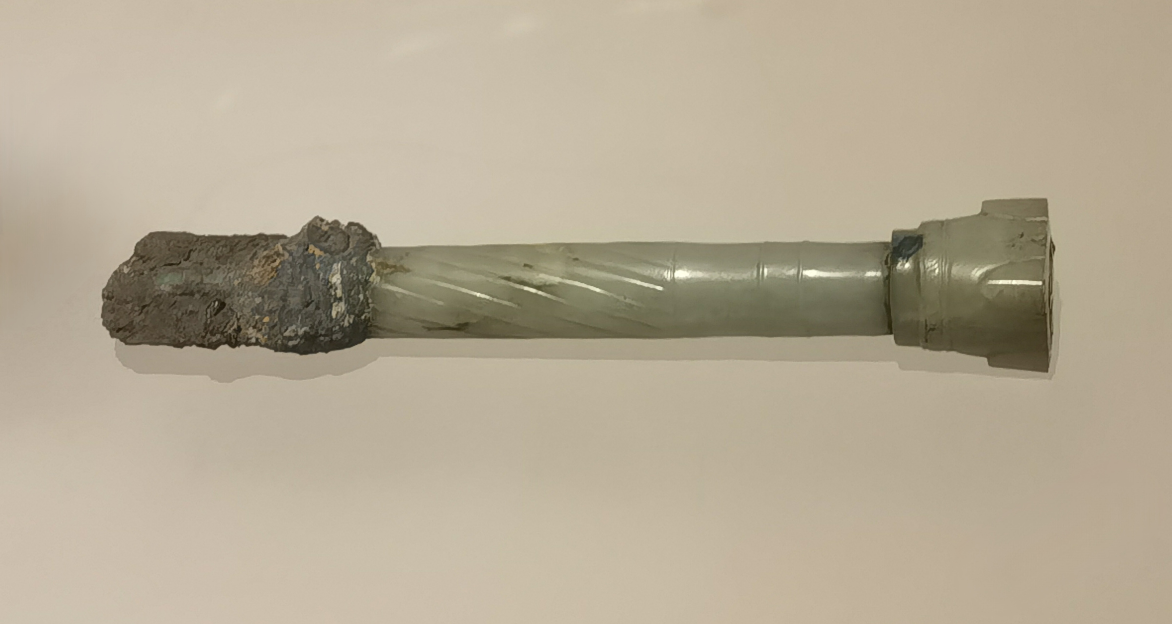 虢国玉柄铁剑是我国出土的最早冶炼铁,距今2800年.