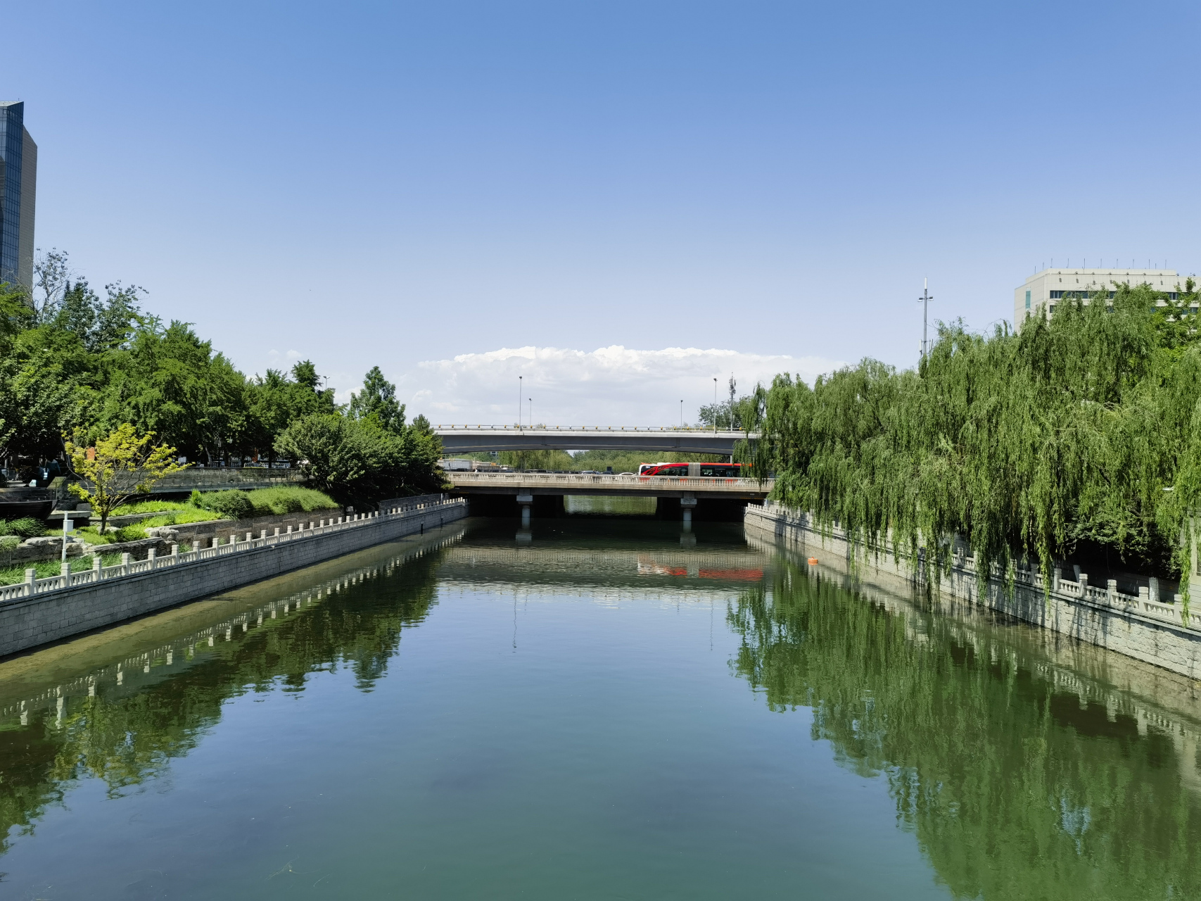 阳光明媚,京城护城河.桥为东西长安街上的木樨地桥.