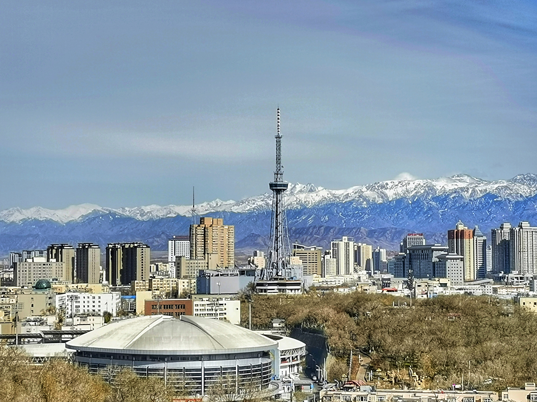 打卡乌鲁木齐红山公园,登上远眺楼,"万景俱从一阁收",远眺天山群峰美