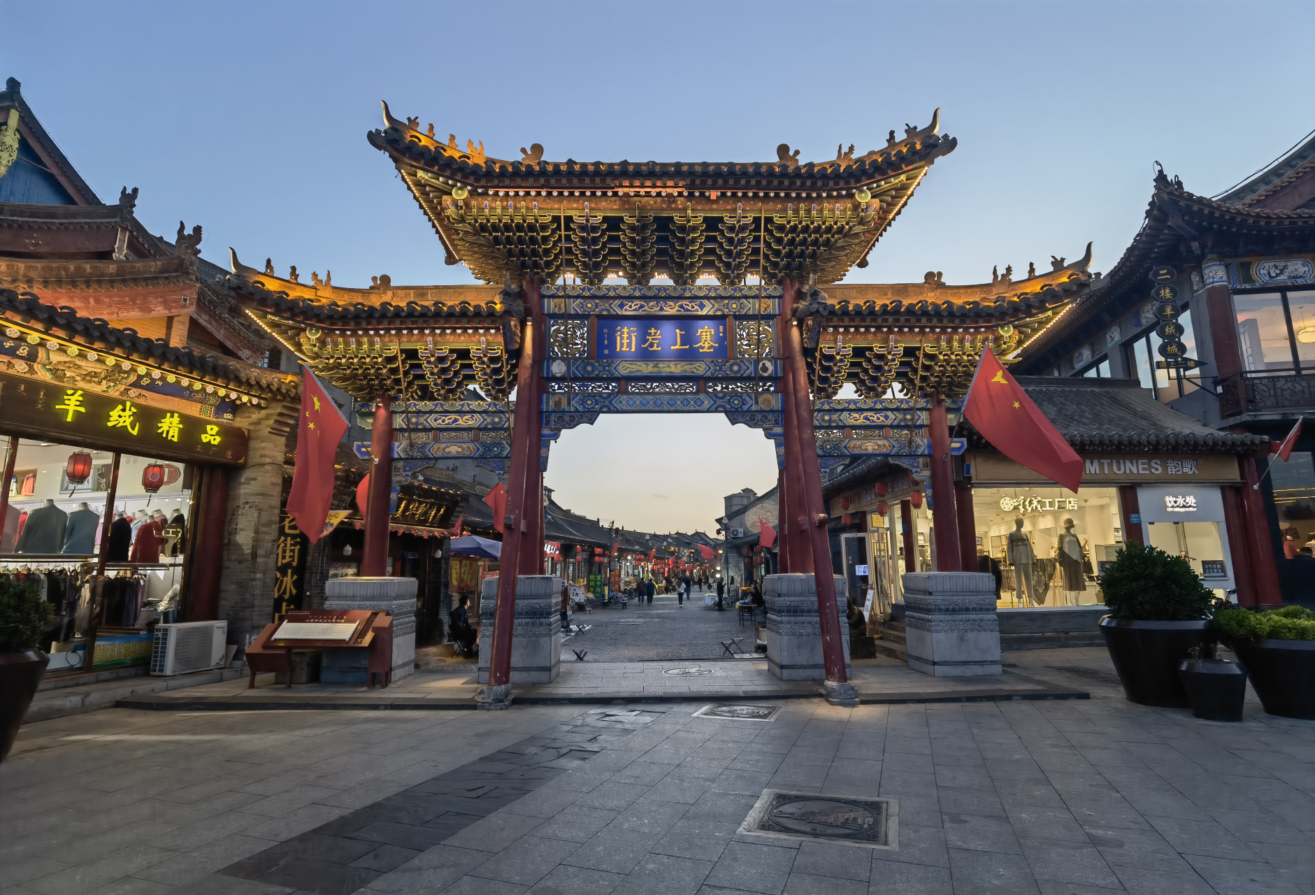 月亮越来越圆,今天傍晚呼市大昭寺随拍.