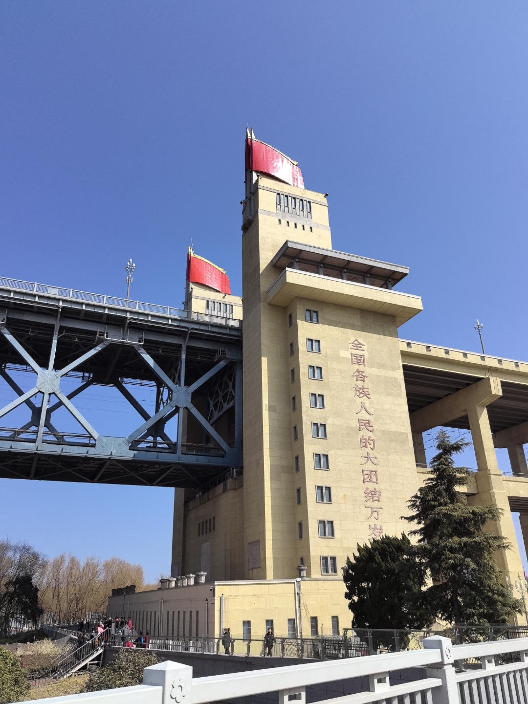 南京长江大桥公园是免费开放的.