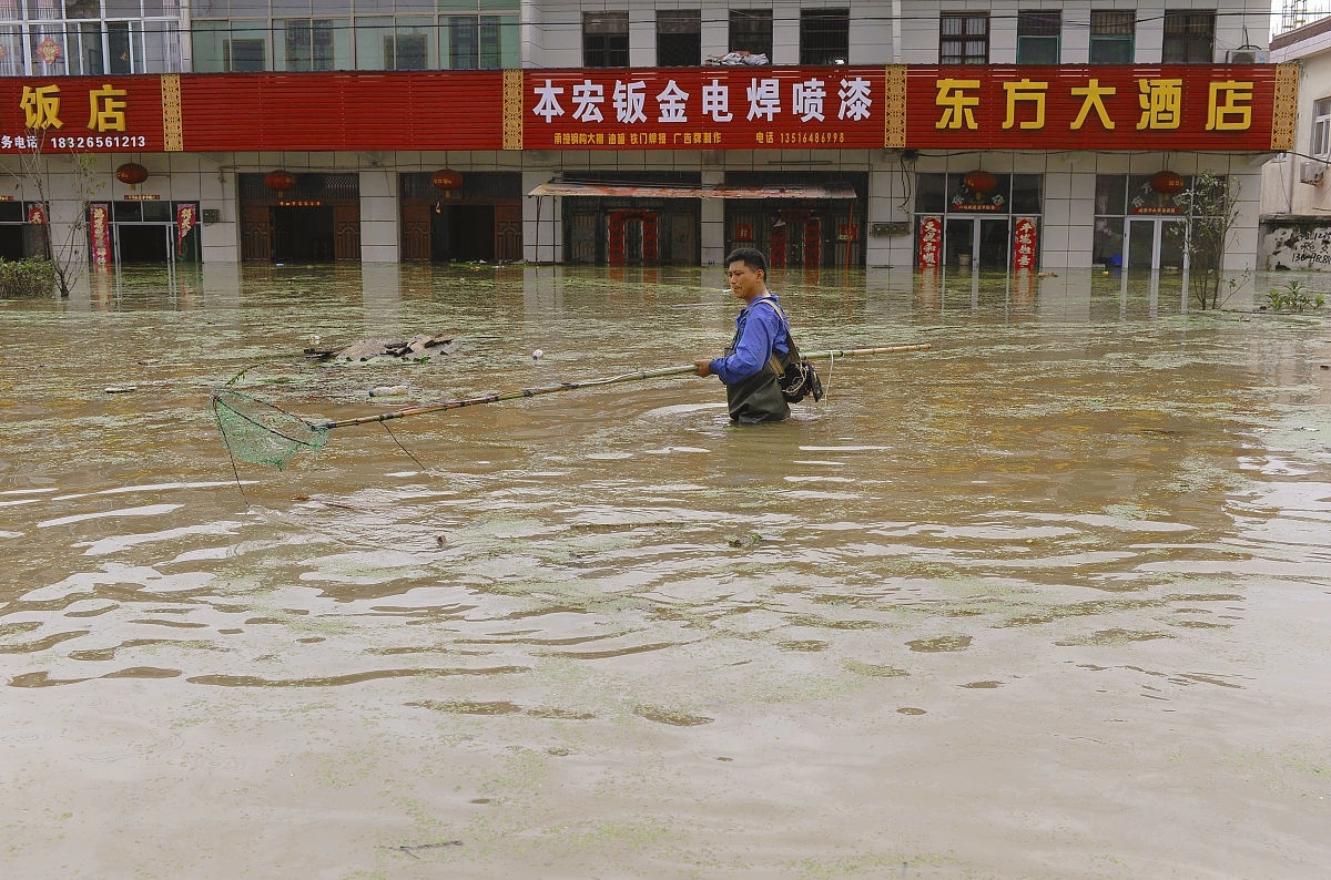 近期,安徽地区遭遇了持续强降雨,这场灾难性的天气已经导致80万人受灾