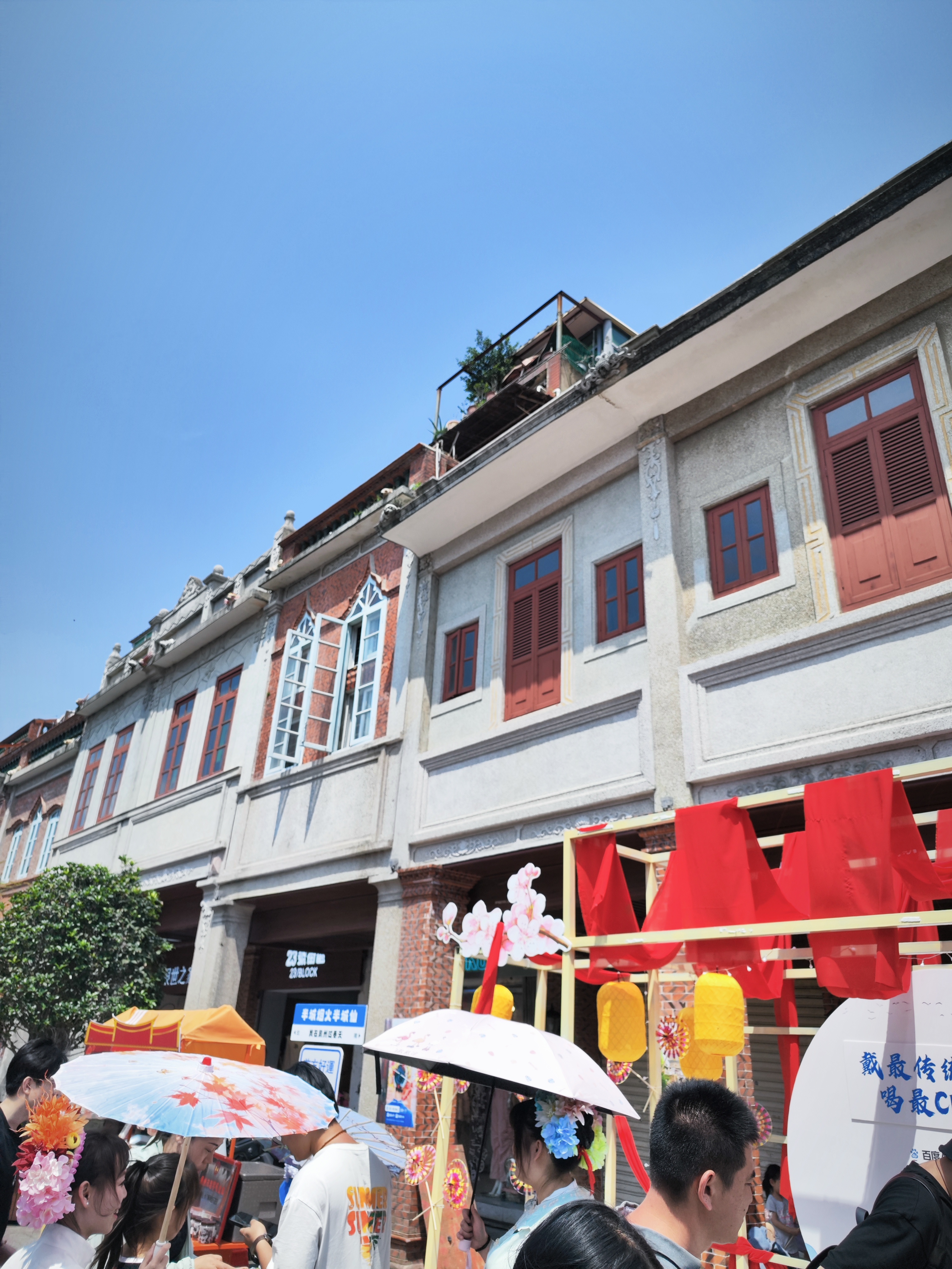 请你喝奶茶# #五一放个松#今天漫步在西街,熟悉的石板路,古色古香的