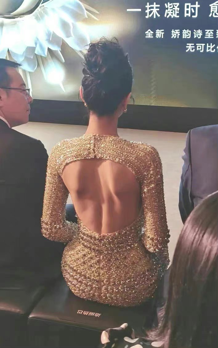 看人家女明星这个后背! 这身材保持的! 真羡慕!