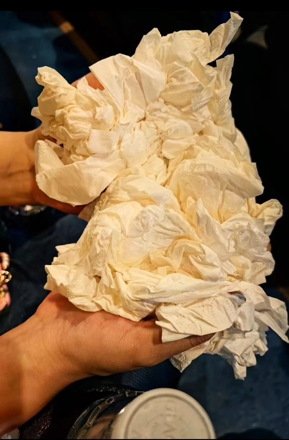 看看这一堆哭湿的纸巾,不夸张,《长空之王》搞笑又感人,搞笑超多超