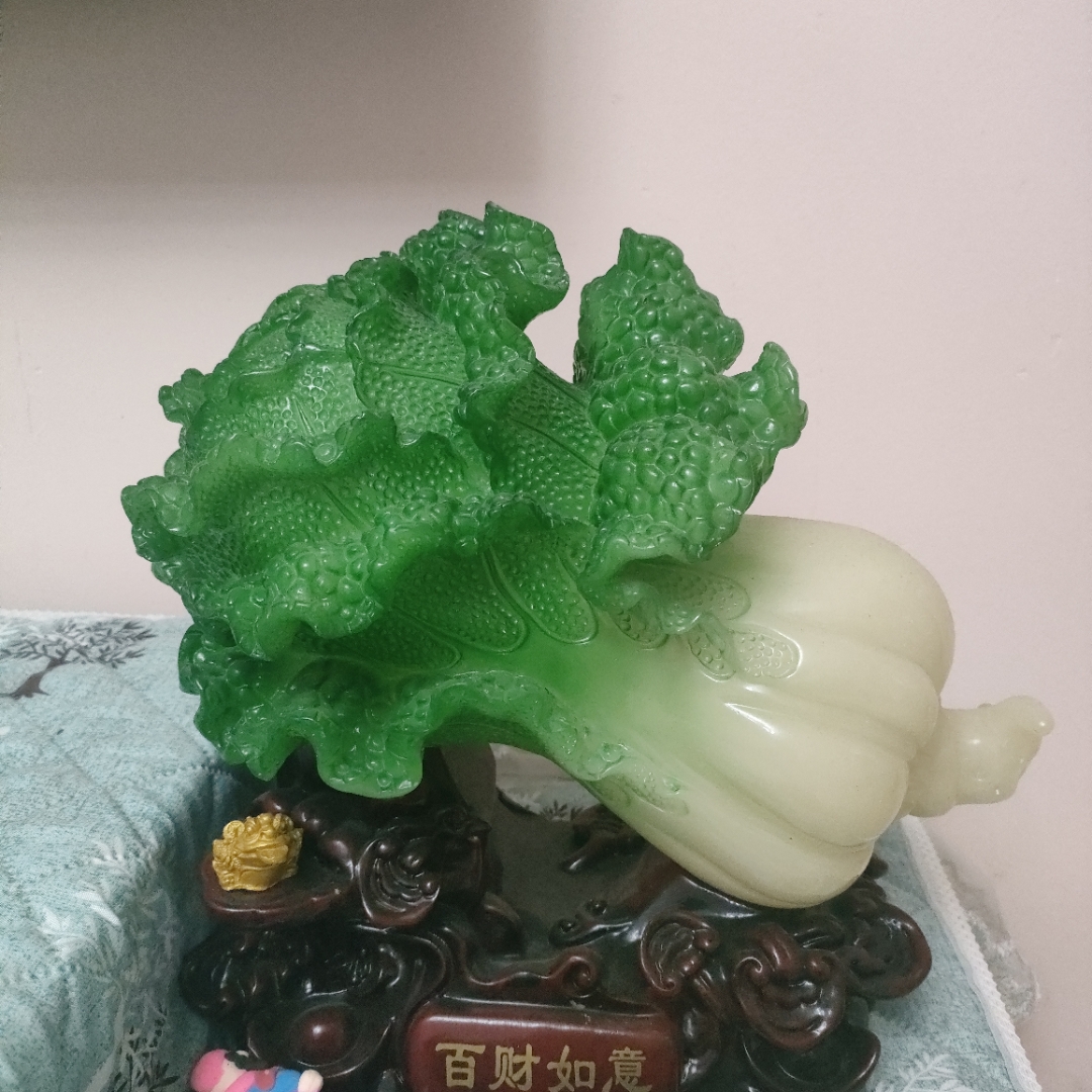 这小白菜雕得多精致,绿得透亮,百财如意,是不是感觉财源滚滚来?