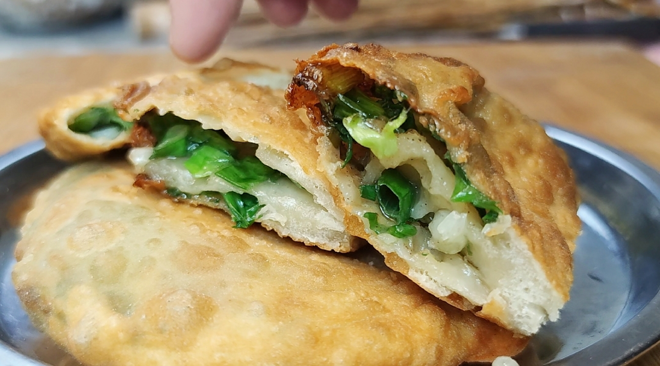 台湾小吃香炸葱油饼注意事项和要点! 1.