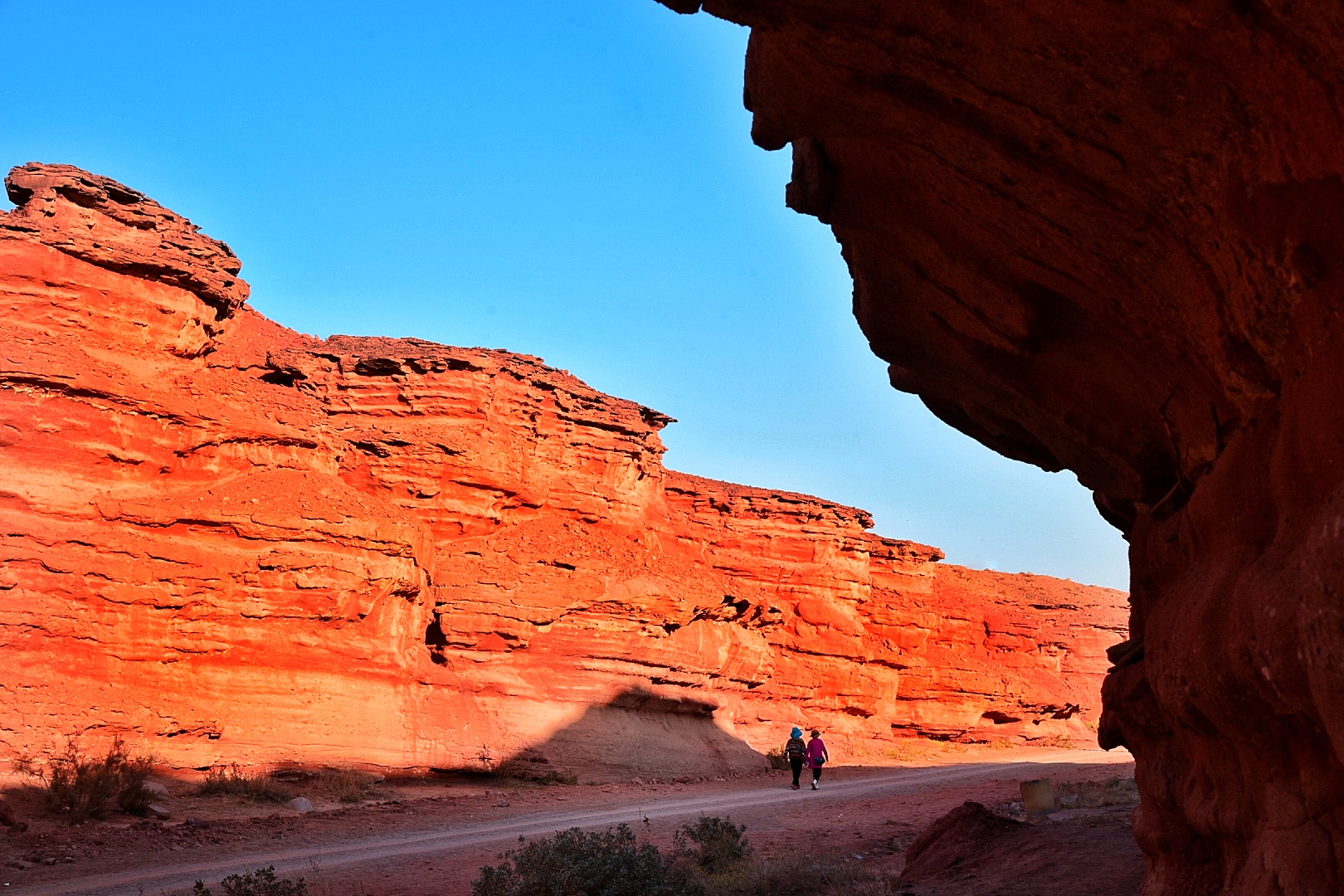 内蒙古阿拉善沙漠地质公园,雅丹丹霞地貌并存.