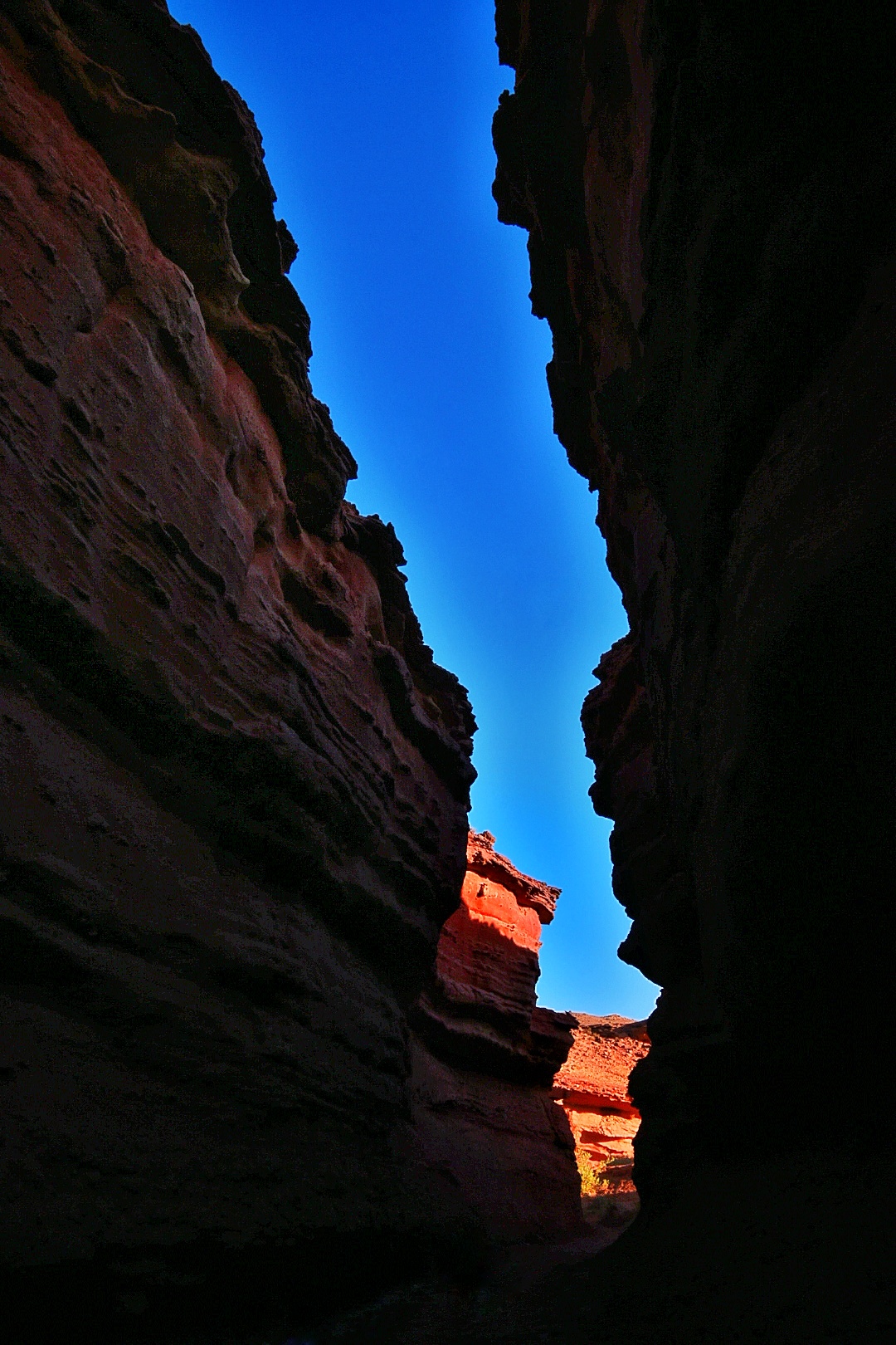 内蒙古阿拉善沙漠地质公园,雅丹丹霞地貌并存.